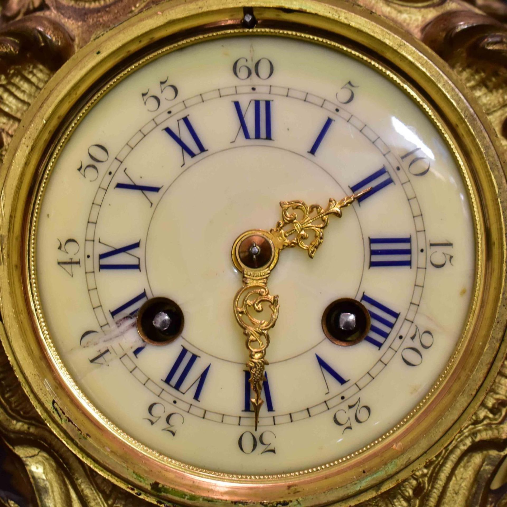 Kaminuhr. 19./20. Jh., Rokokostil | Gelbguss. Email. Glas. - Bild 2 aus 5