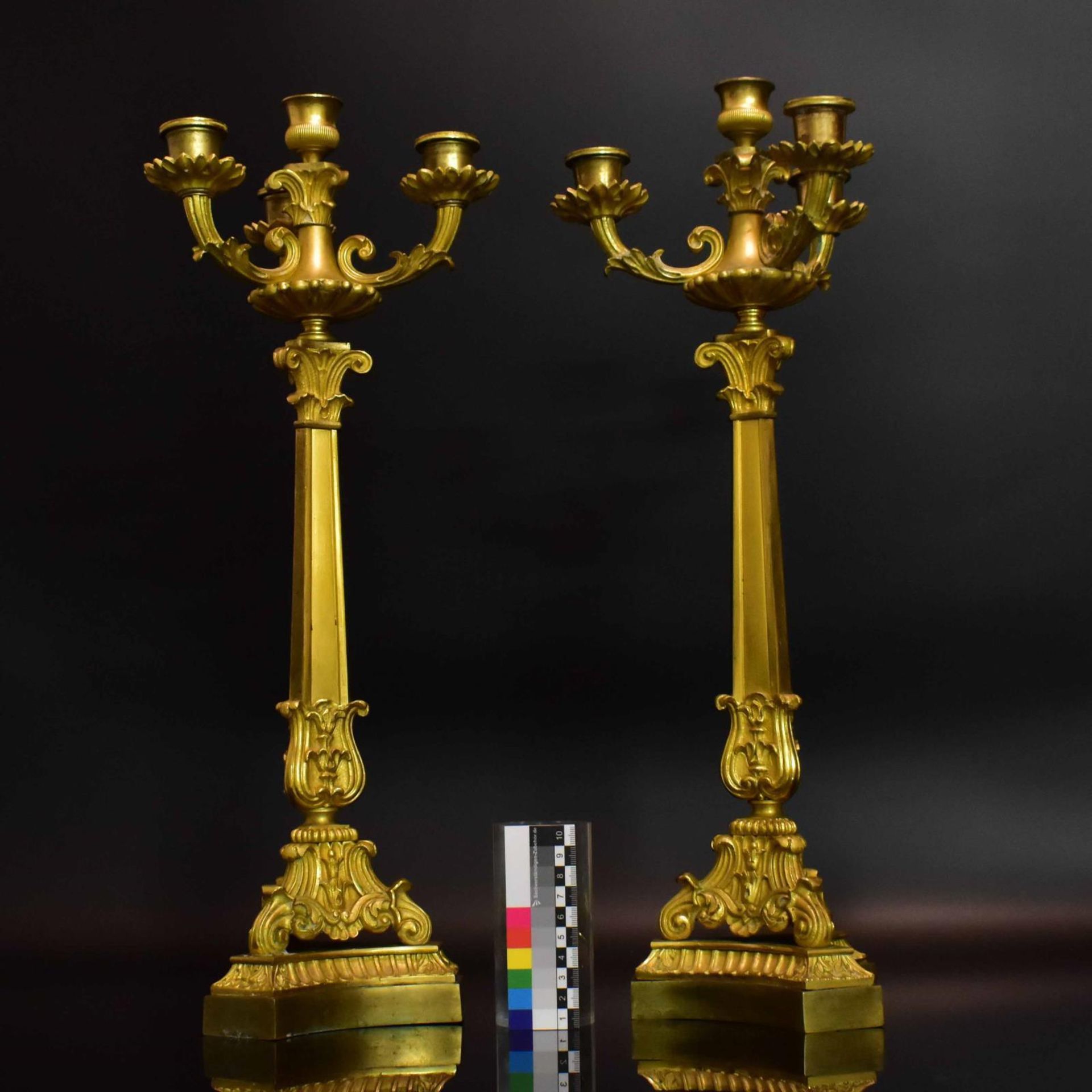 Ein Paar Kerzenleuchter. 19./20. Jh., Neoklassizismus | Gelbguss, vergoldet. - Bild 2 aus 2