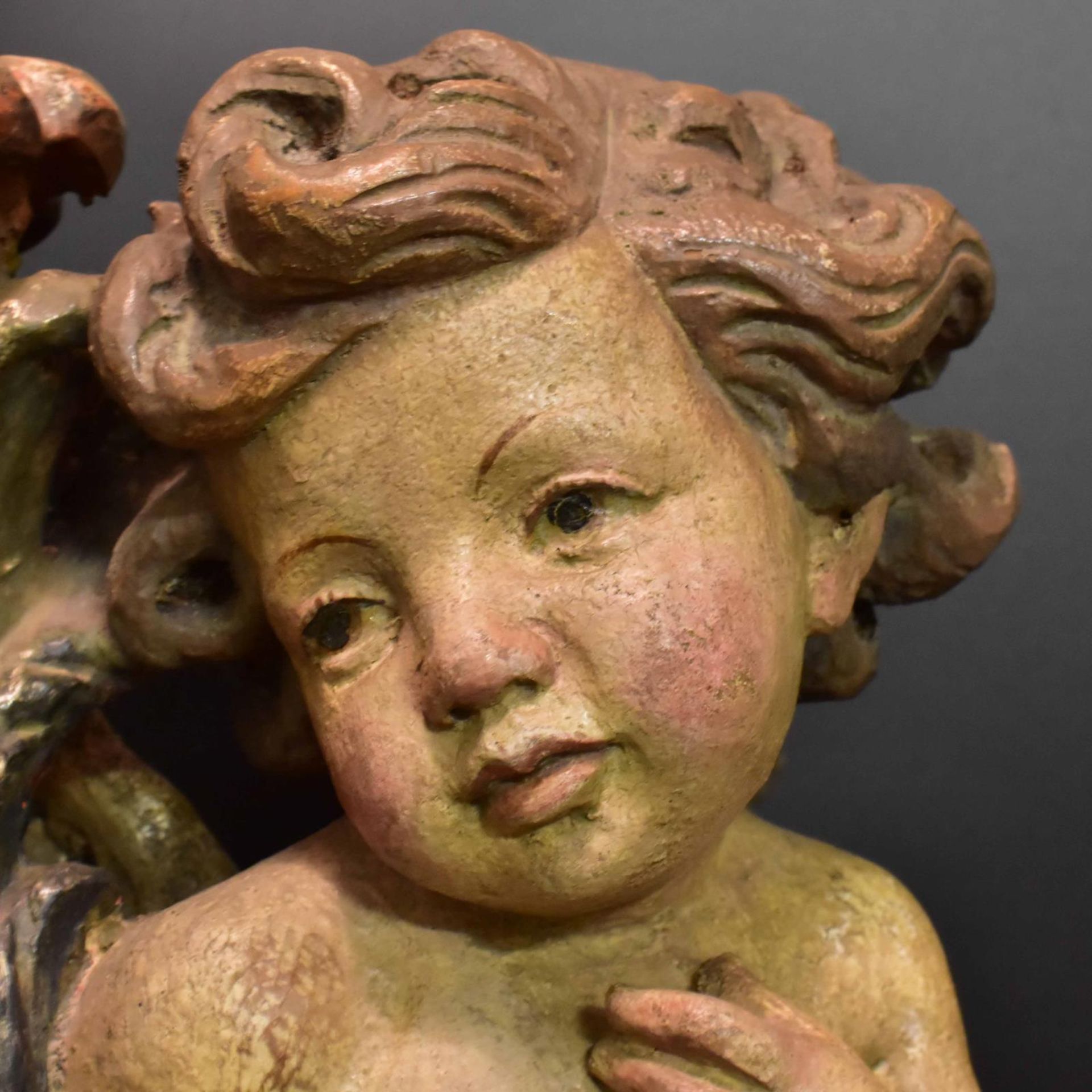 Ein Paar Leuchterputten. Barockstil, wohl Tirol, 20. Jh. | Holz, geschnitzt, Farb- und Goldfassun... - Bild 3 aus 4