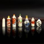 Sieben Snuff Bottles. China, 19./20. Jh. | Porzellan, überwiegend polychrome Überglasurmalerei.