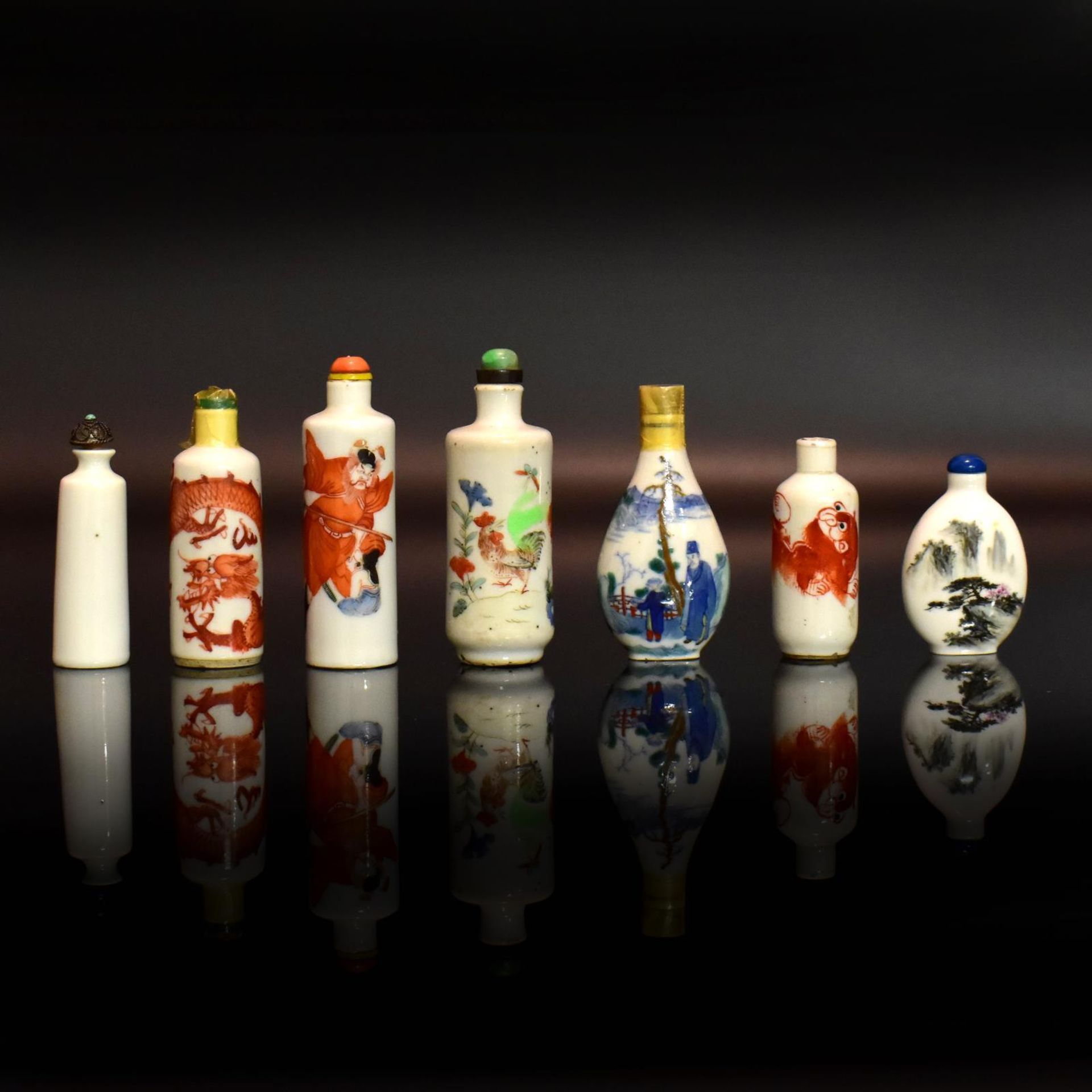 Sieben Snuff Bottles. China, 19./20. Jh. | Porzellan, überwiegend polychrome Überglasurmalerei.
