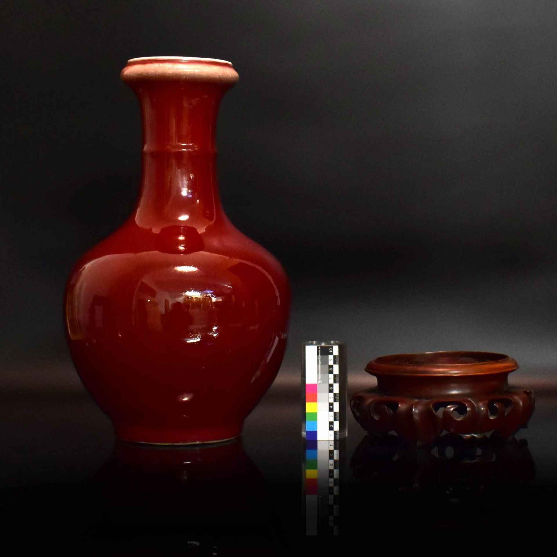 Vase. China, wohl Qing | Porzellan, Sang-de-Boeuf-Glasur. - Bild 2 aus 2