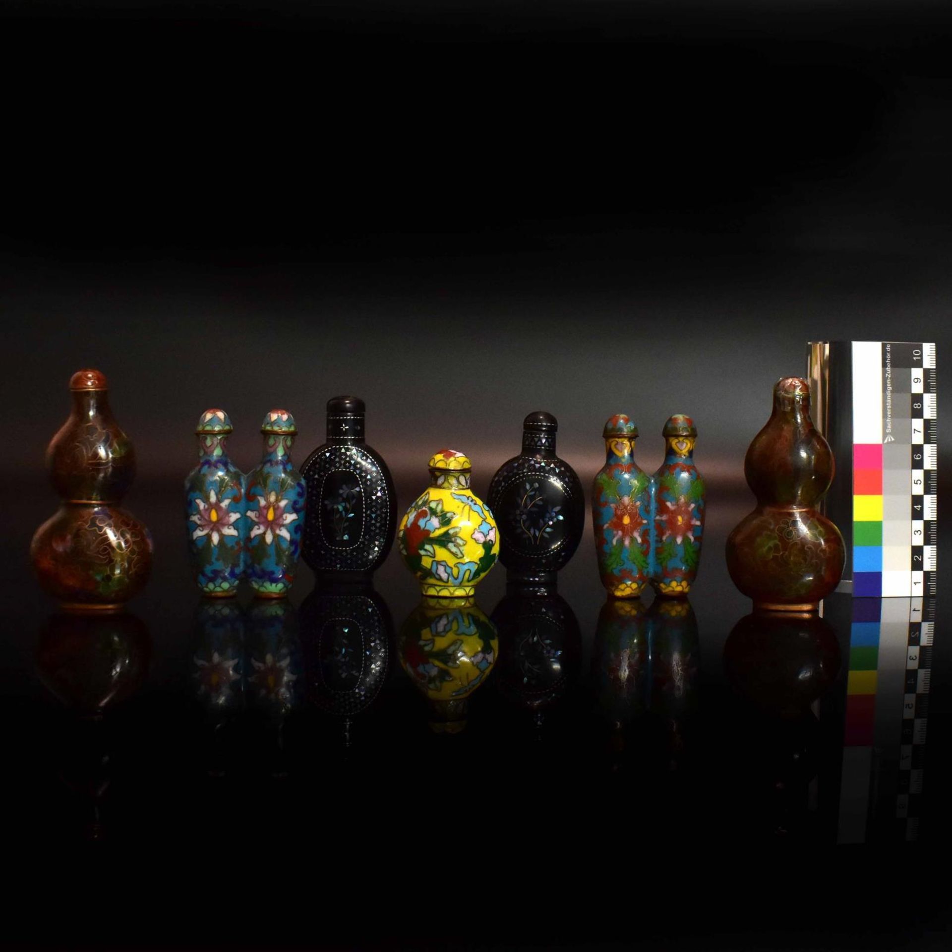 Sieben Snuff Bottles. China, 19./20. Jh. | Cloisonné bzw. Lackware. - Bild 2 aus 2