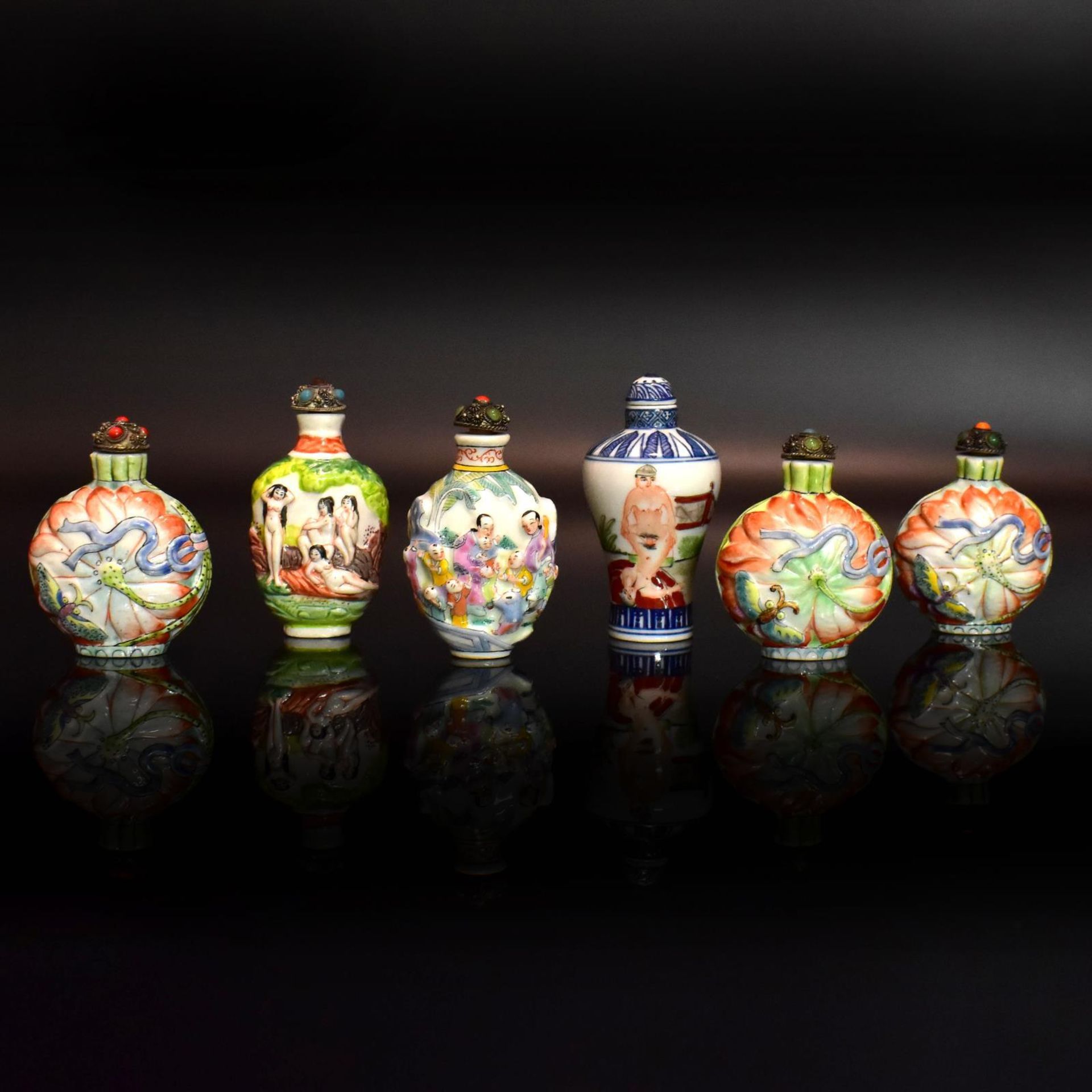 Sechs Snuff Bottles. China, 19./20. Jh. | Porzellan, polychrome Überglasurmalerei.