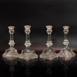 Satz von vier Kerzenleuchtern. Farbloses Pressglas.