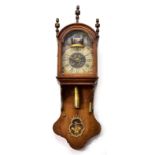 Wanduhr. Friesland, (wohl) 18./19. Jh. | Holz. Verschiedene Metalle, tlw. Farbfasung. Glas.