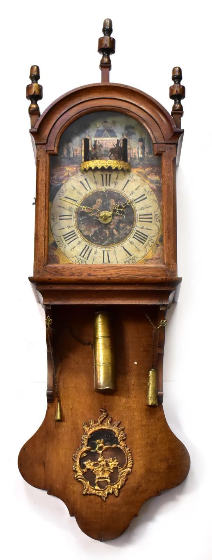 Wanduhr. Friesland, (wohl) 18./19. Jh. | Holz. Verschiedene Metalle, tlw. Farbfasung. Glas.