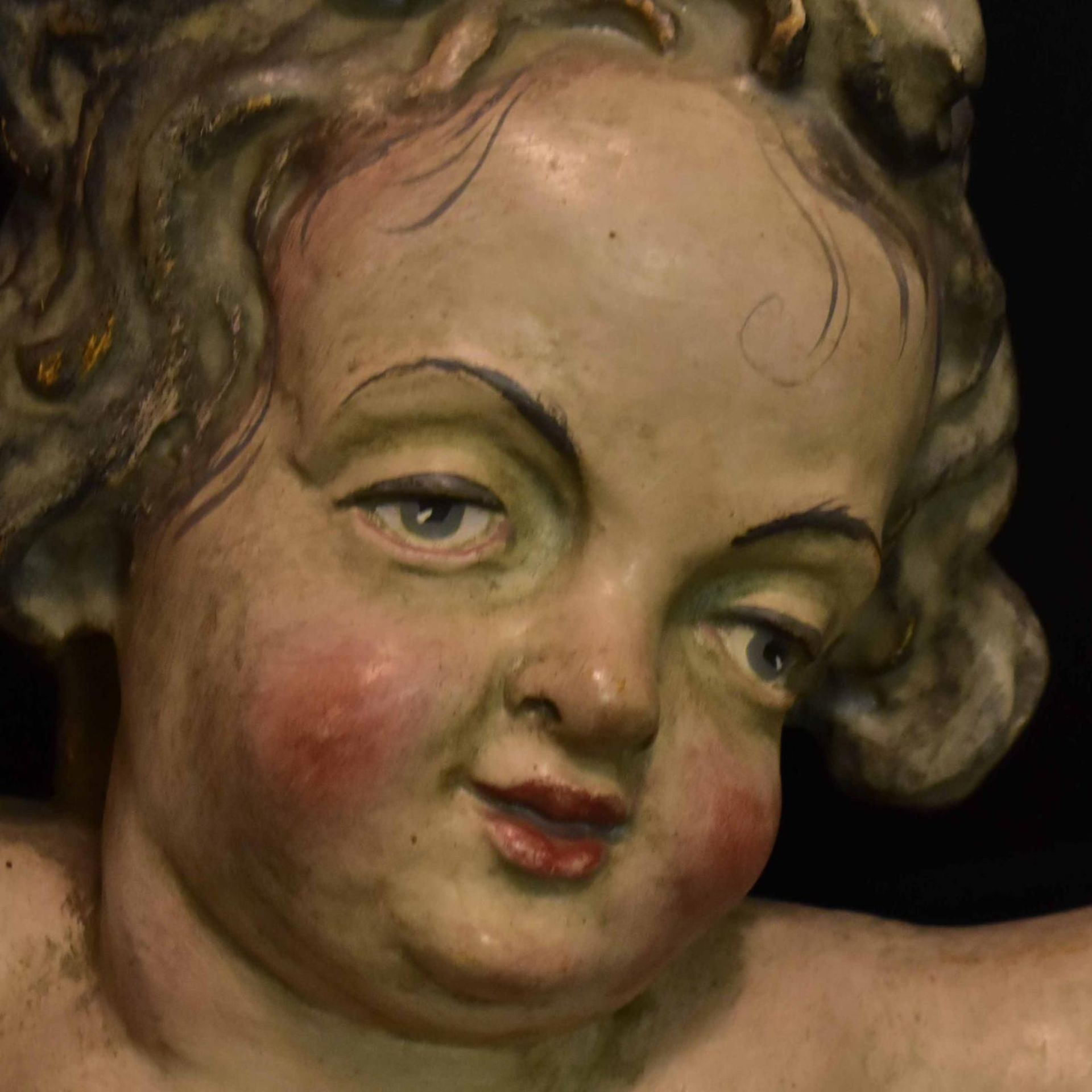 Ein Paar geflügelte Putten. Tirol/Alpenraum, 20. Jh. | Holz, geschnitzt, Farb- und Goldfassungen. - Bild 2 aus 3