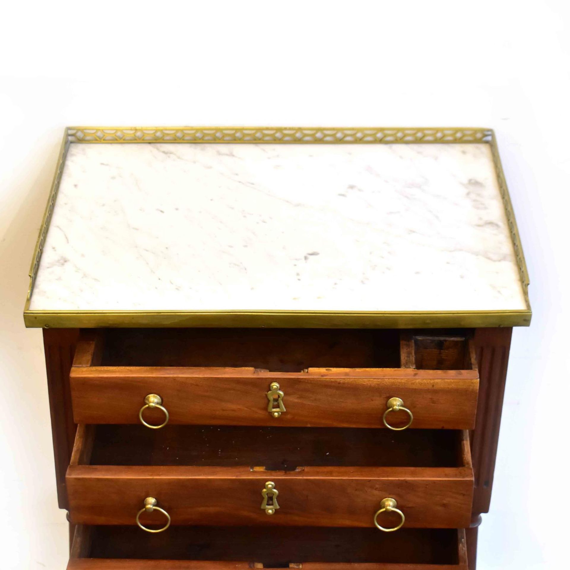 Beistellkommode. 19. Jh. und später, Louis XVI Stil | Nussbaum. Marmor. Messing. - Bild 2 aus 2