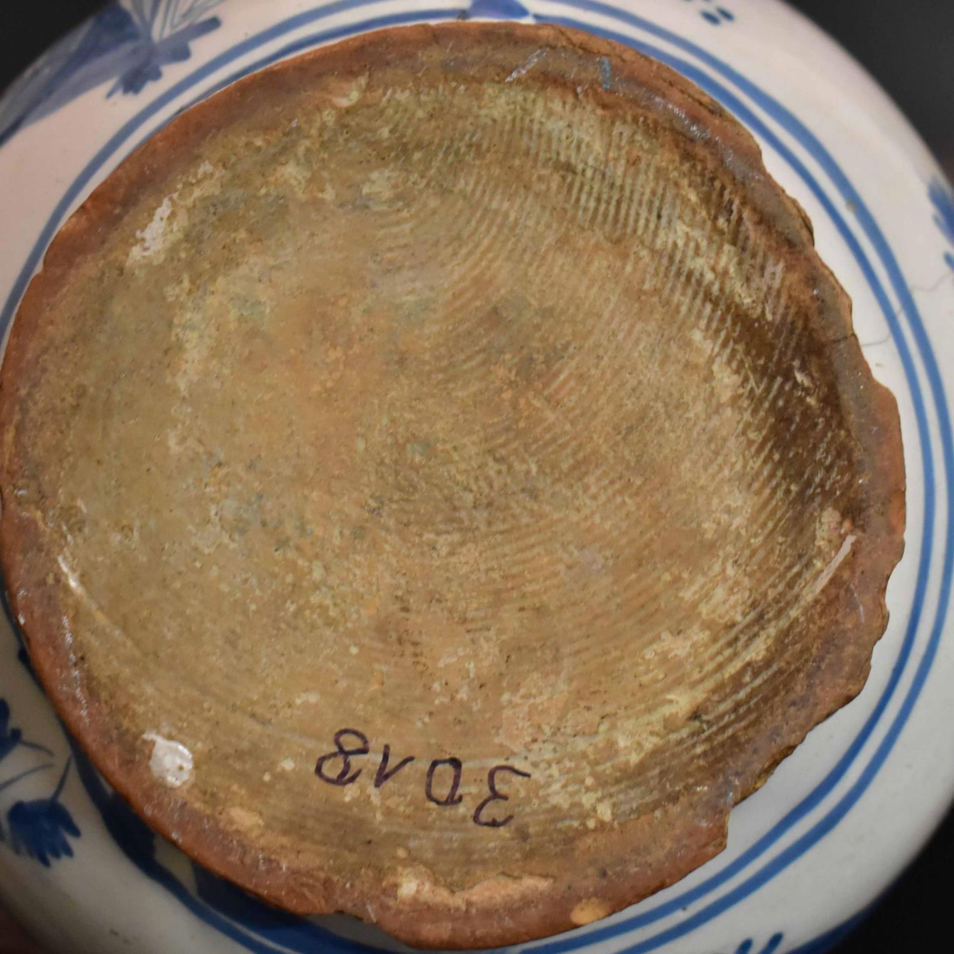 Weithalskrug. Hanau, 18. Jh. | Fayence, Zinndeckel. - Bild 3 aus 3