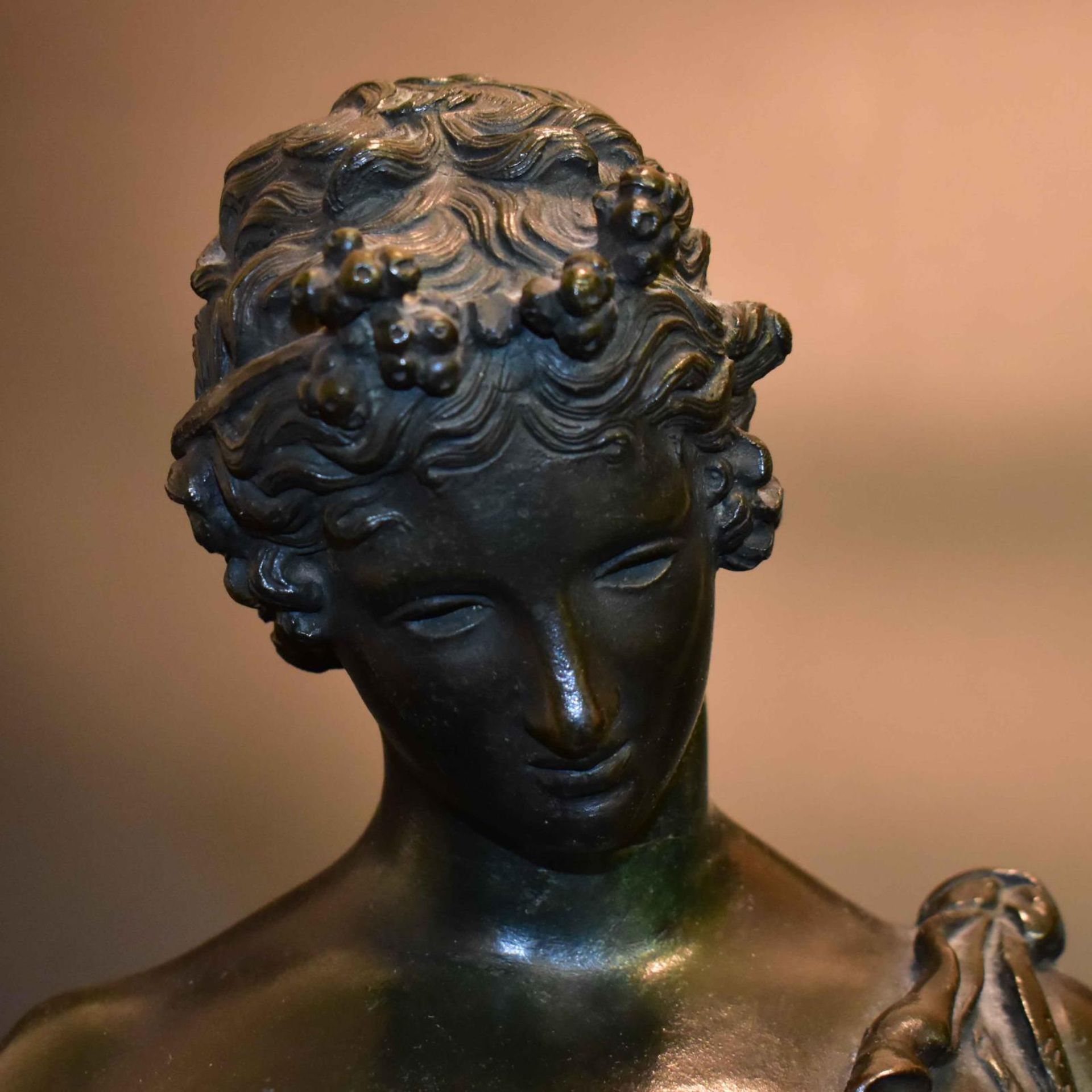 Dionysos, sogenannter Narziss von Pompeji. 19./20. Jh. | Bronze, patiniert. - Bild 2 aus 3