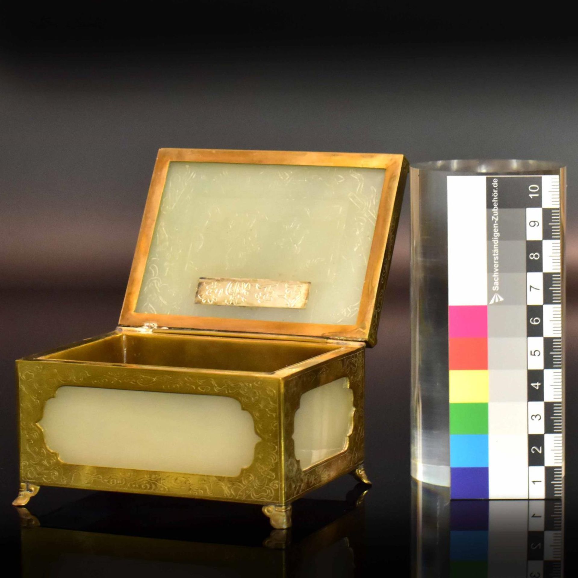 Schatulle. China, späte Qing | Jade, Messing. - Bild 2 aus 3