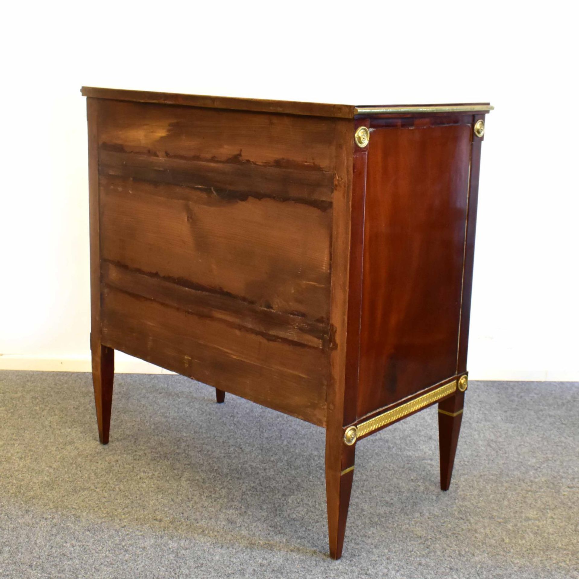 Kommode. 19. Jh., Louis XVI Stil | Mahagoni. Messing. - Bild 2 aus 2