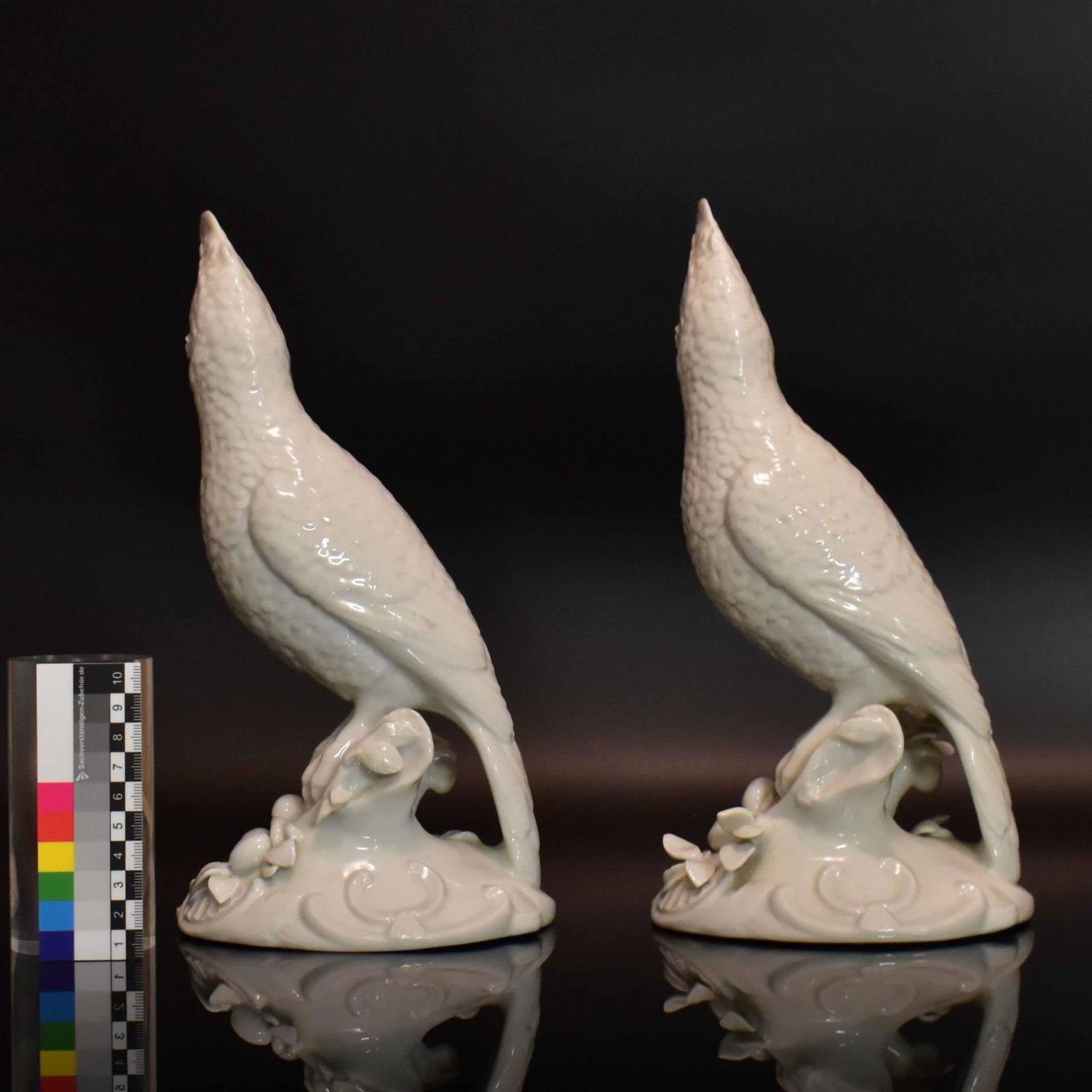 Zwei Kakadus. Ludwigsburg, 20. Jh. | Porzellan, weiß. - Bild 2 aus 3