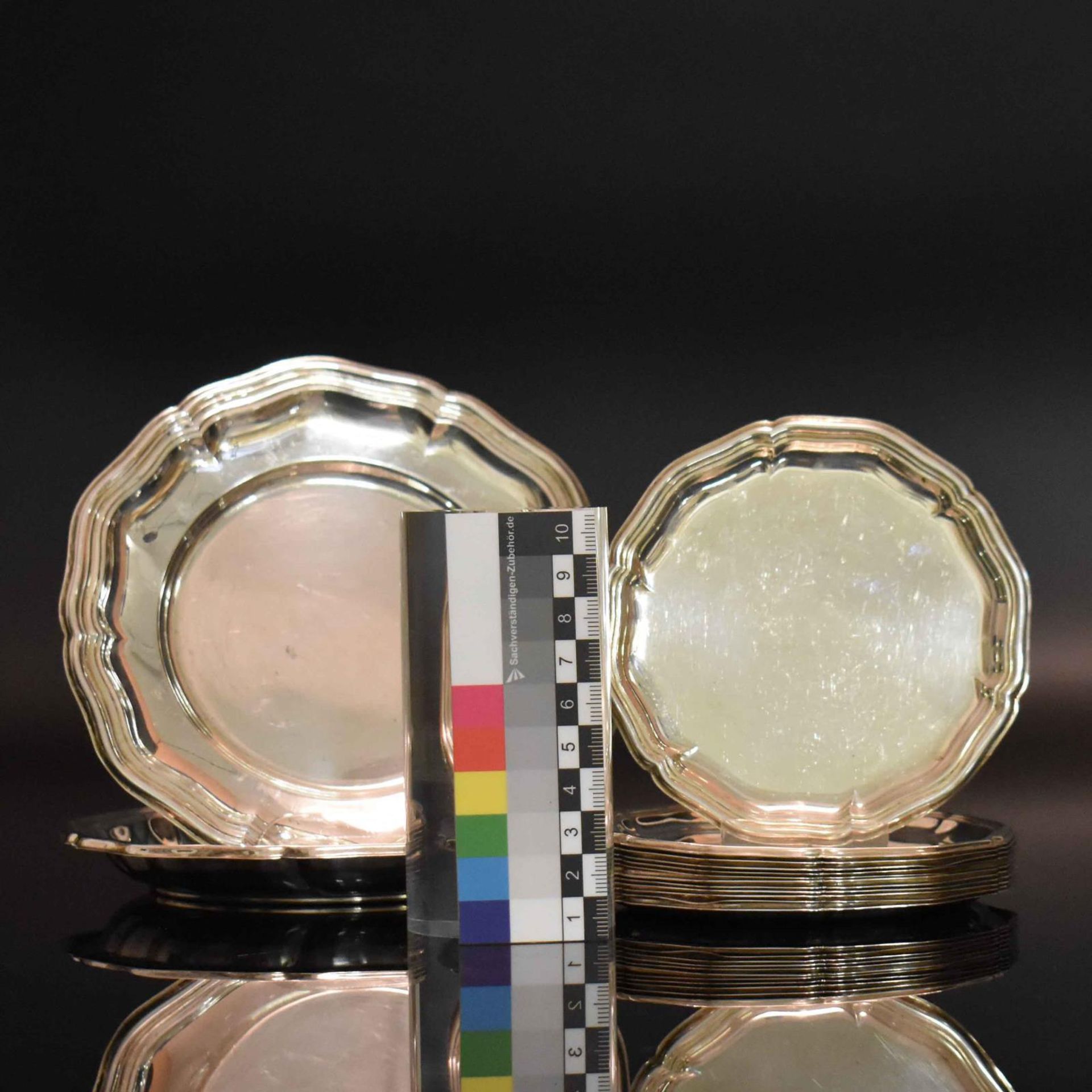 Satz von zwölf Gläseruntersetzern sowie Flaschenuntersetzer und Teller. Bremen-Hemelingen, 20. Jh... - Bild 2 aus 3