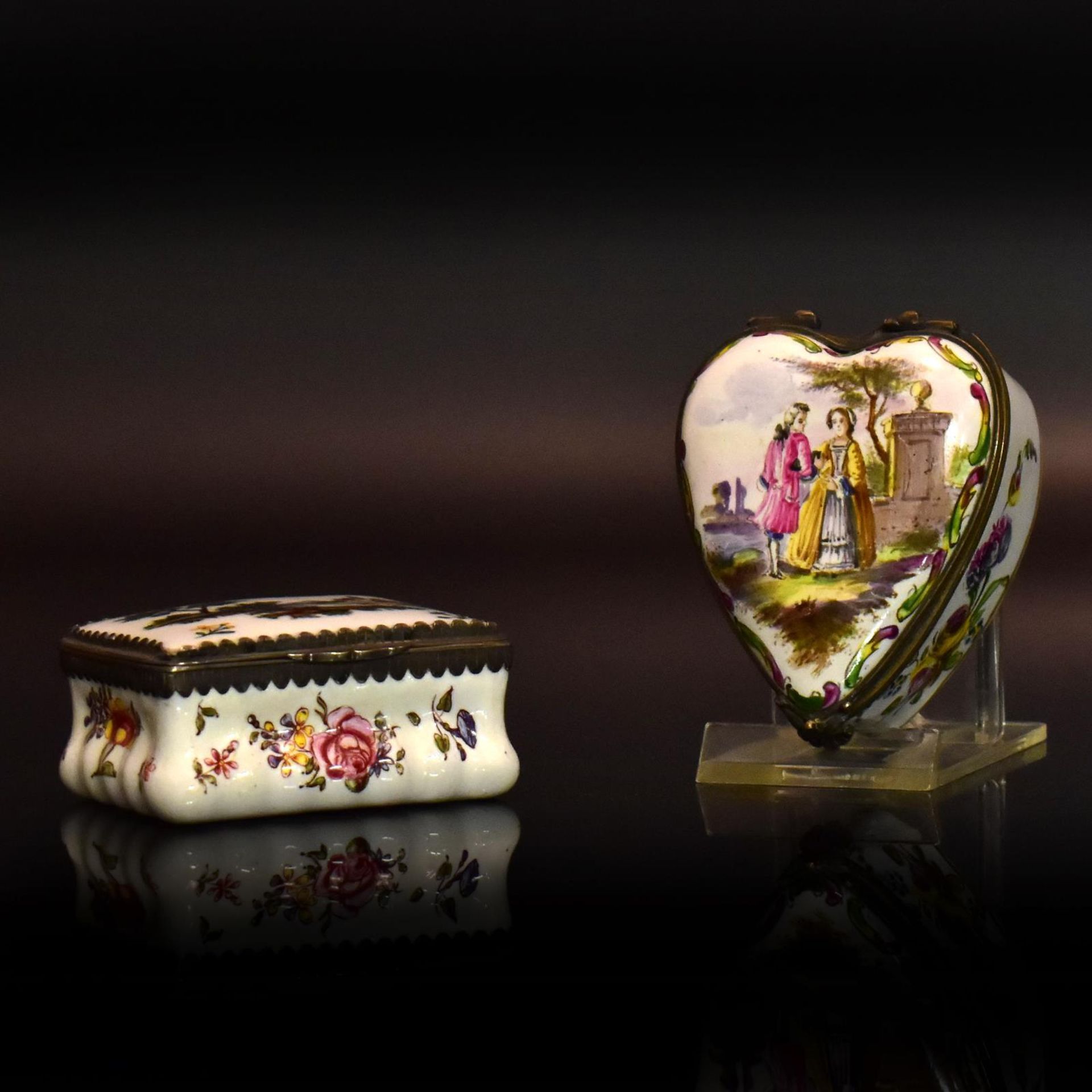 Zwei Dosen. Frankreich, 19./20. Jh. | Porzellan und Email, Metallmontierungen.