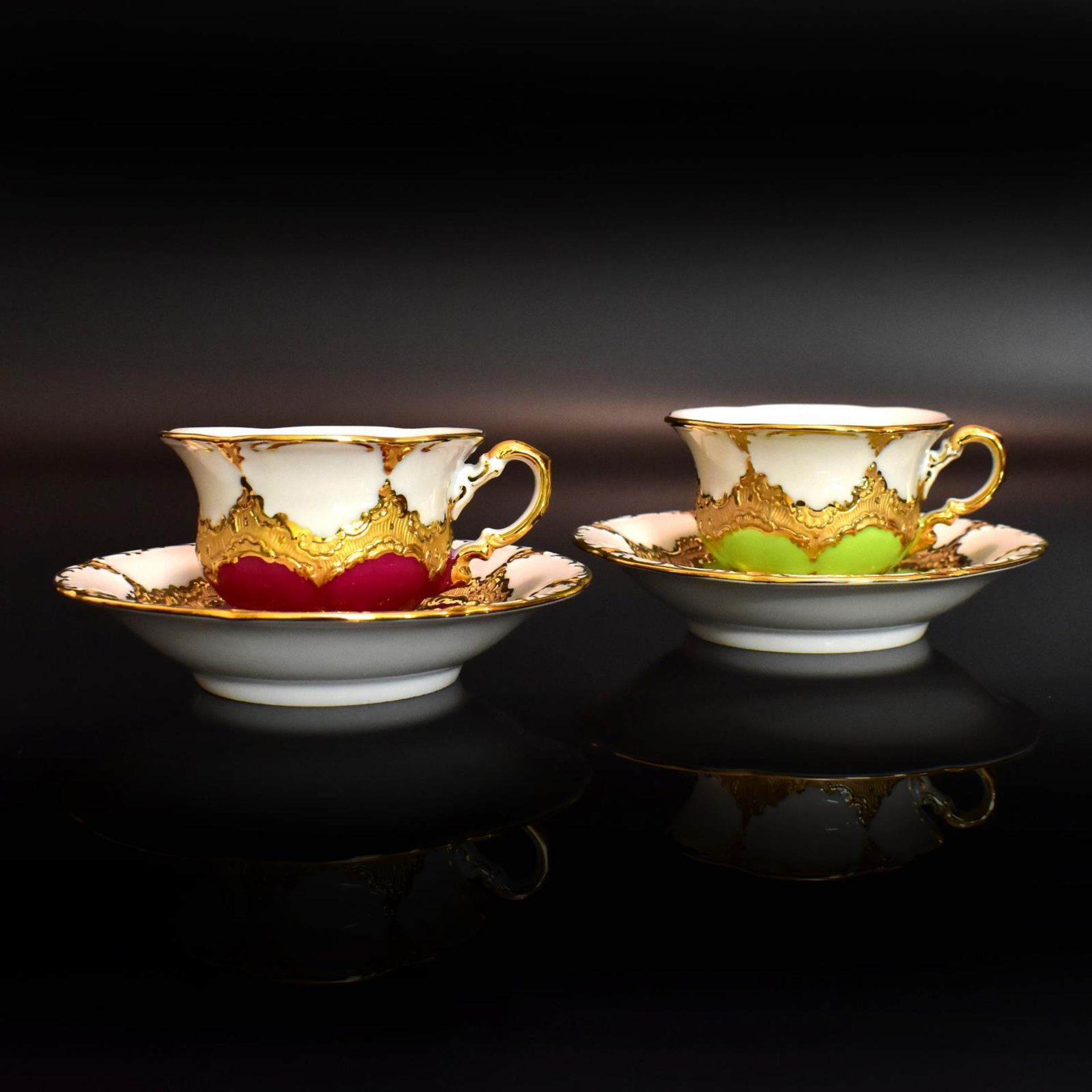 Zwei Mokkatassen mit Untertassen. Meissen | Porzellan, Farb- und Goldstaffagen.