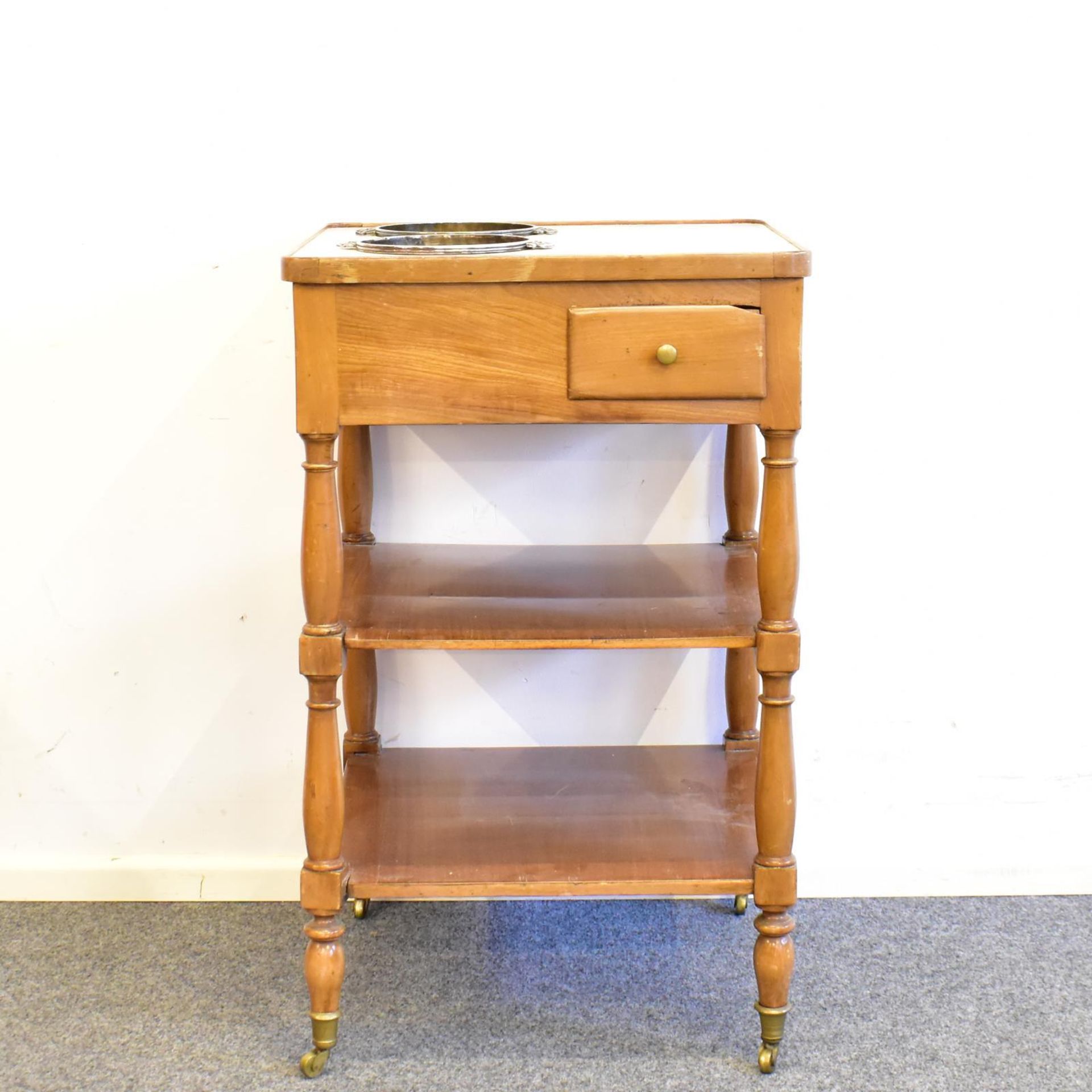 Bartisch. 20. Jh. | Verschiedene Hölzer, tlw. furniert. Messingbeschläge. Marmor. Metall, versilb...