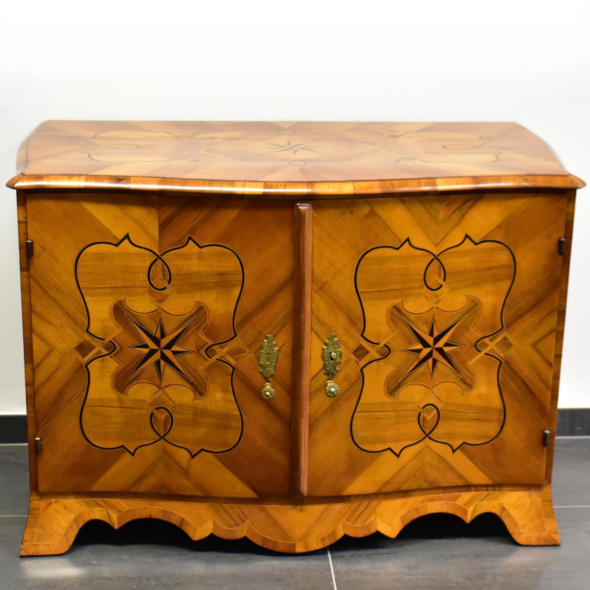 Anrichte. Um 1900 | Nussbaum, Ahorn und andere Hölzer furniert, tlw. ebonisiert. Metallbeschläge.