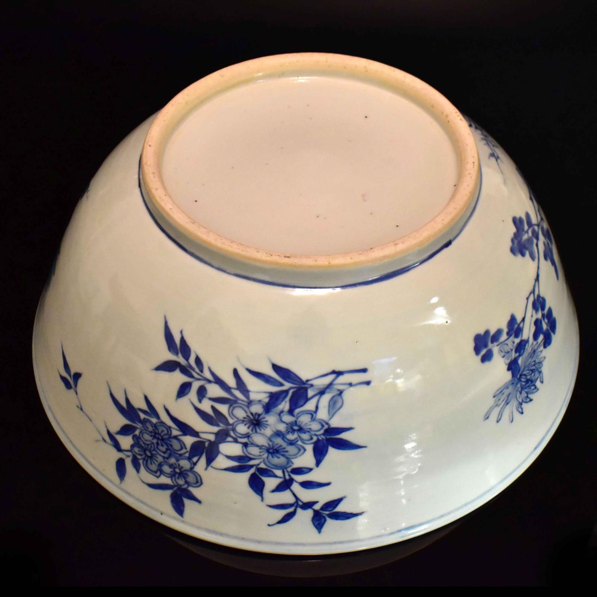 Große Kumme. China, 19./20. Jh. | Porzellan, unterglasurblauer Dekor. - Bild 4 aus 4
