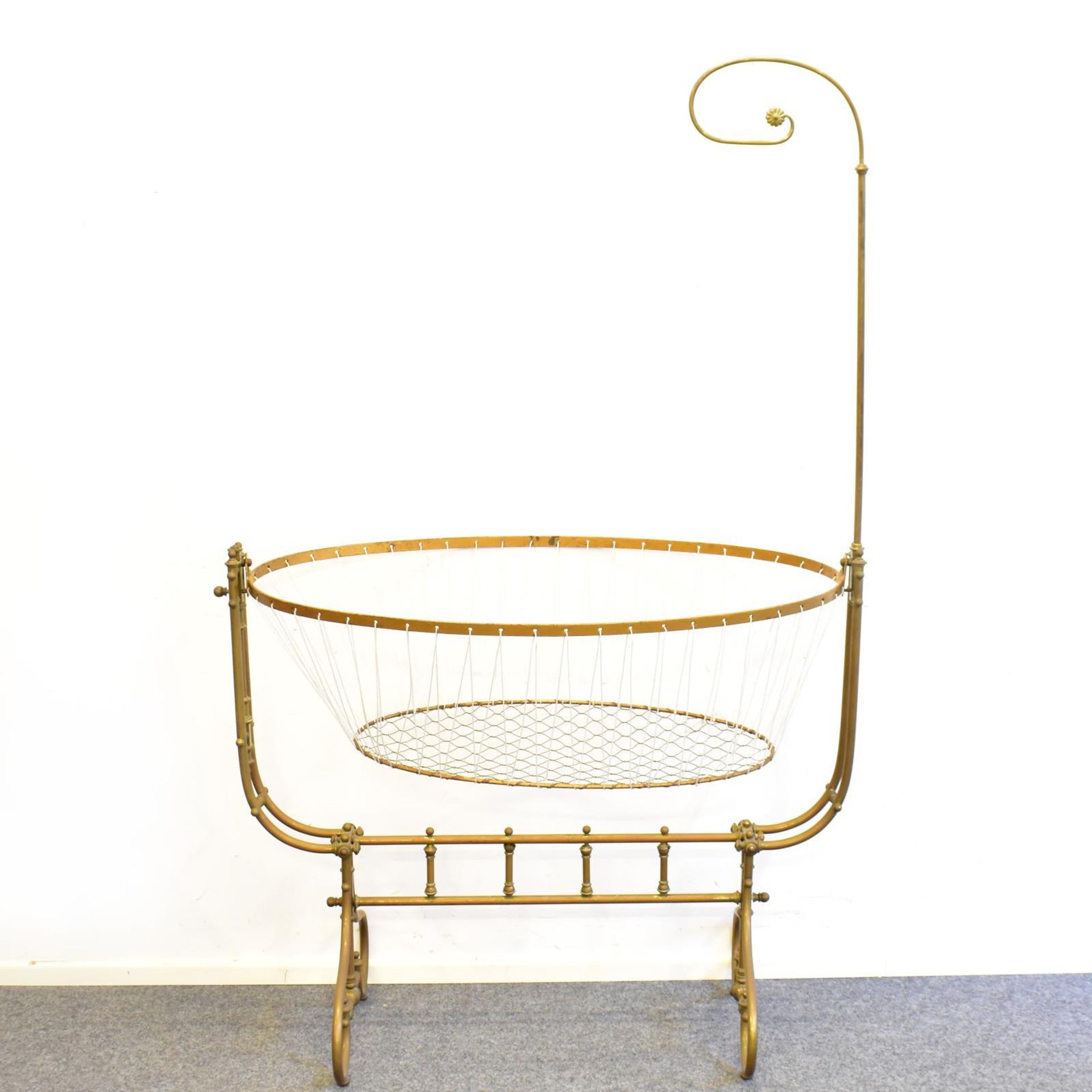 Wiege. Um 1900 und später | Gelbguss. Stoff.