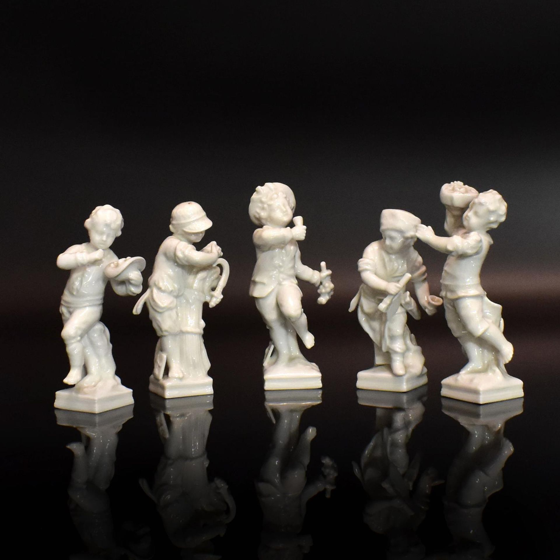 Fünf Monatsfiguren. KPM Berlin | Porzellan, weiß.