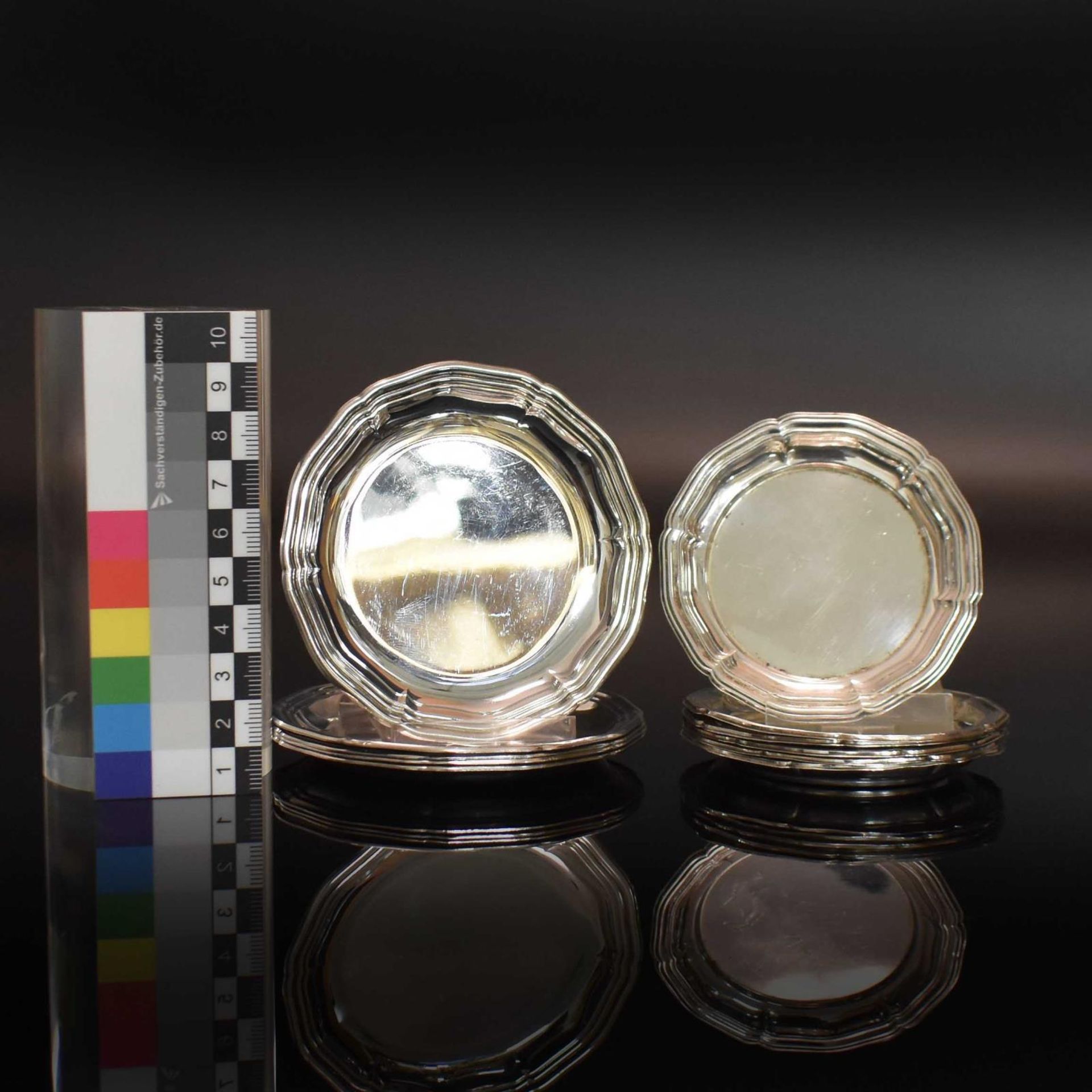 Flaschenuntersetzer und elf Gläseruntersetzer. Silber, tlw. Holzkern. - Bild 2 aus 4