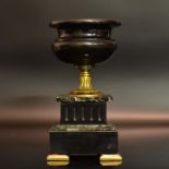 Kleiner Tafelaufsatz . 19. Jh. | Onyx, grüner Marmor, Messing.