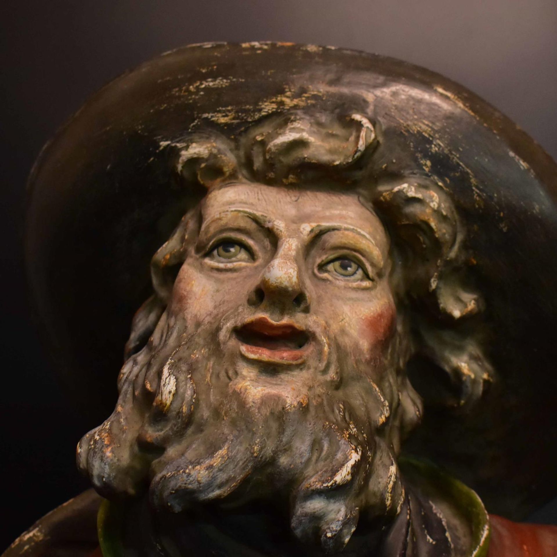 Hirte mit Lamm. Tirol/Alpenraum, 20. Jh. | Holz, geschnitzt, farbig gefasst. - Bild 3 aus 3