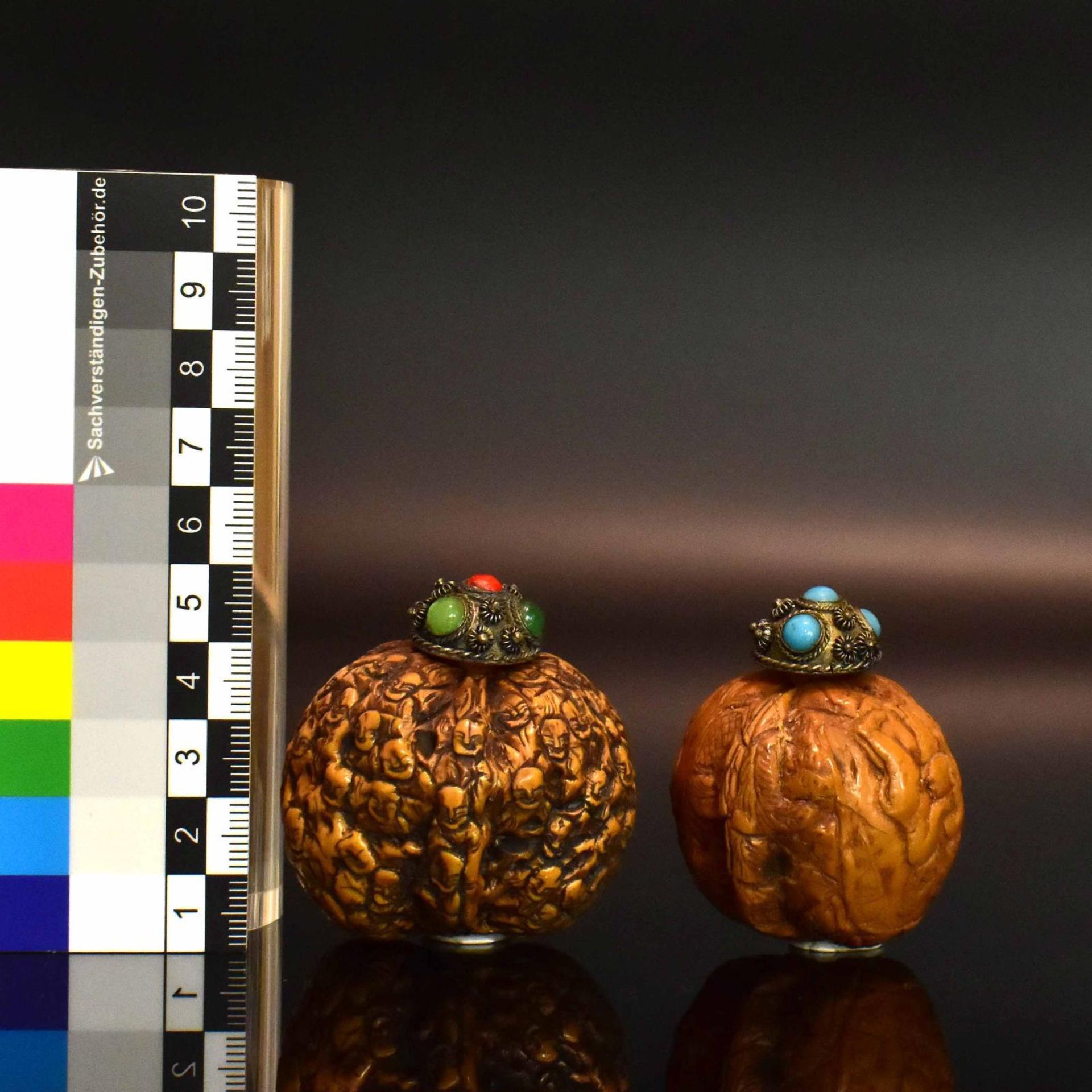 Zwei Snuff Bottles. China, 19./20. Jh. | Walnuss, beschnitzt. - Bild 2 aus 5