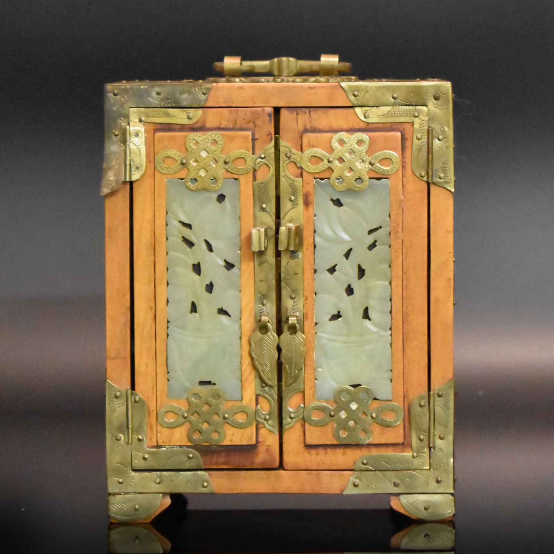 Miniatur-Schränkchen. China, 20. Jh. | Holz, Jade, Messing.