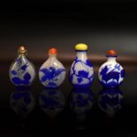 Vier Snuff Bottles. China, 19./20. Jh. | Blaues Überfangglas.