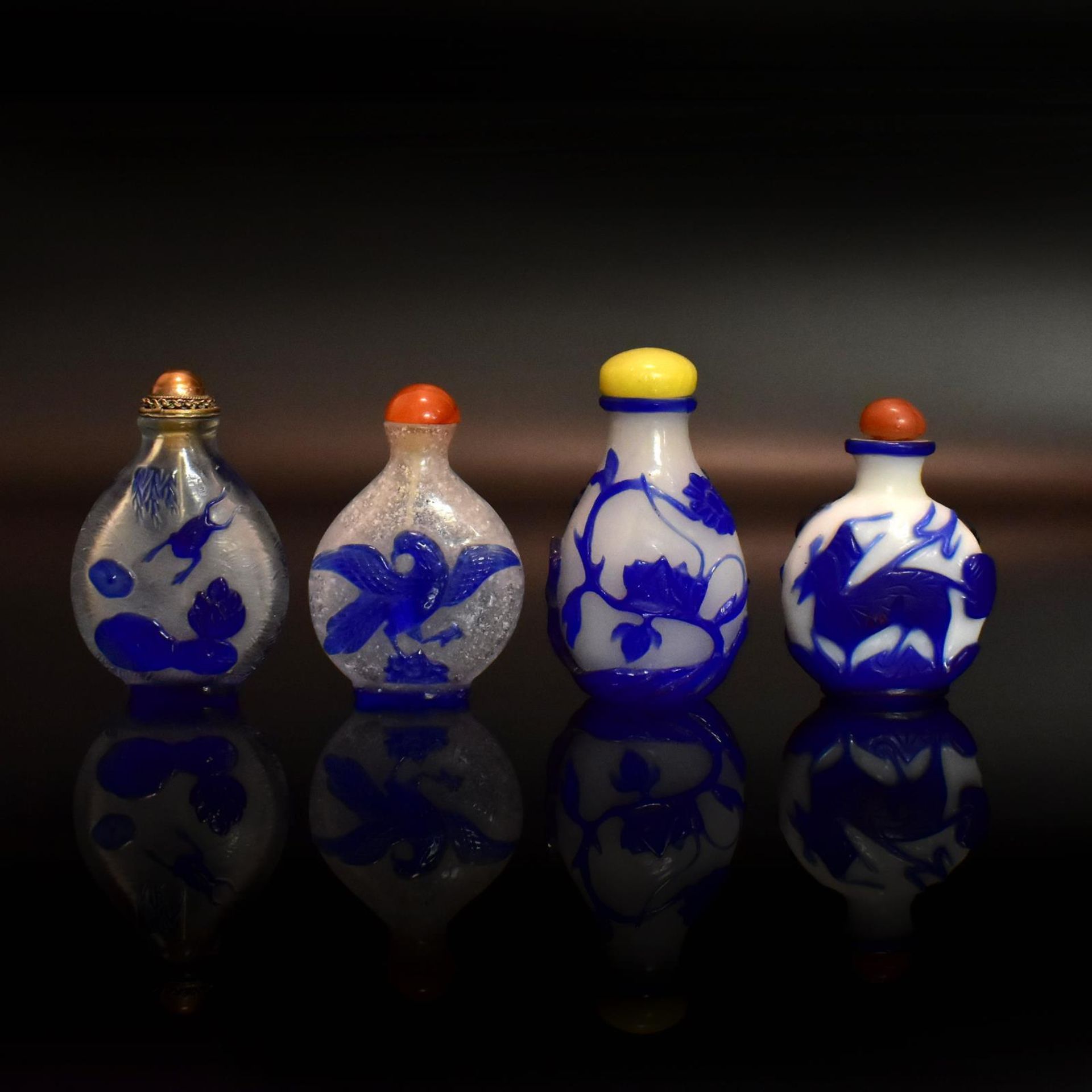 Vier Snuff Bottles. China, 19./20. Jh. | Blaues Überfangglas.