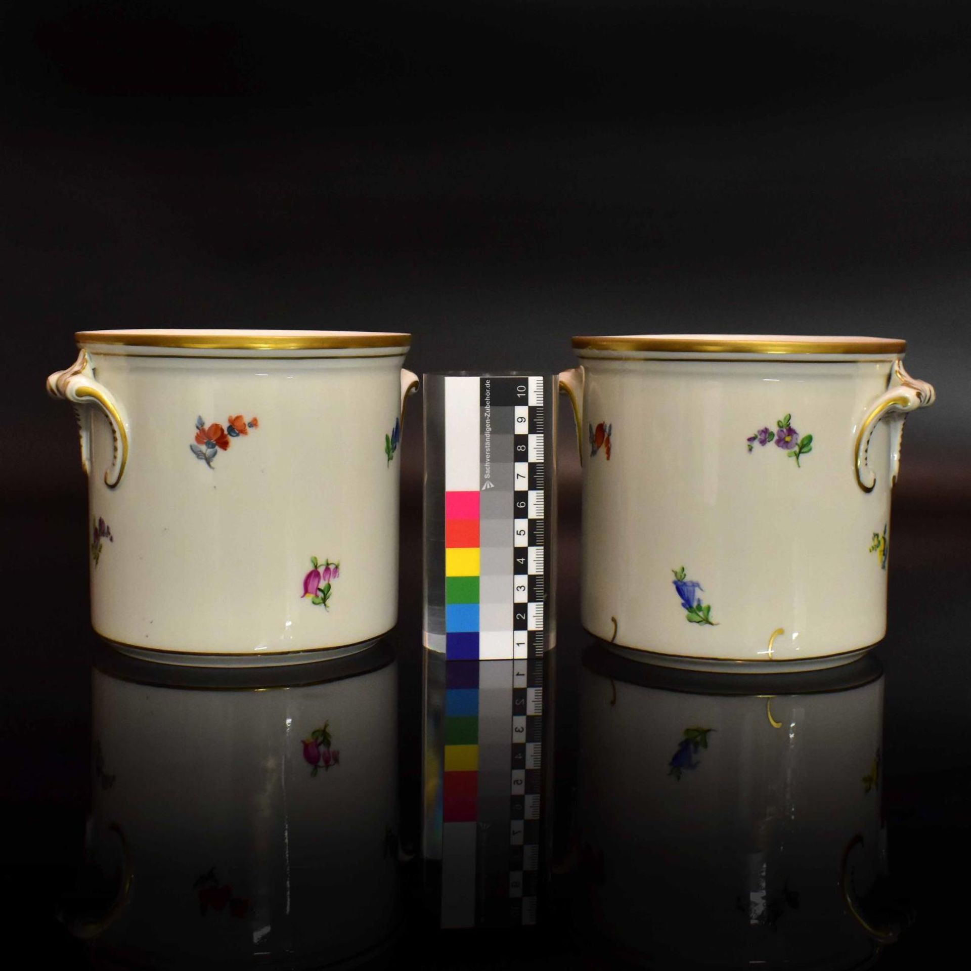 Zwei Cachepots. Carl Thieme, Potschappel | Porzellan, Farb- und Goldstaffagen. - Bild 2 aus 3
