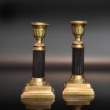Ein Paar Kerzenleuchter. Empirestil | Bronze, teils geschwärzt.