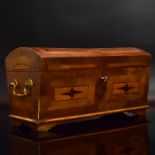 Miniaturtruhe. Ende 19. Jh., Barockstil | Korpus: Eiche. Furnier: Nussbaum u.a. Messingbeschläge.