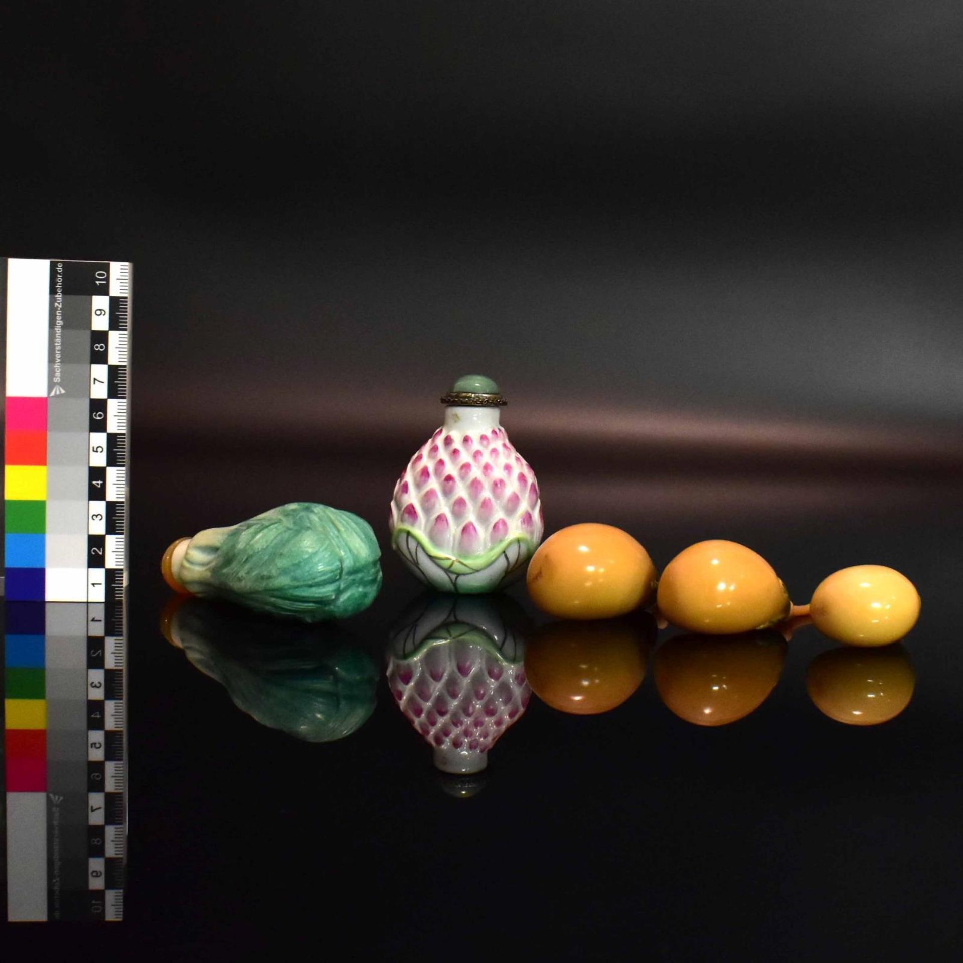 Fünf Snuff Bottles. China, 19./20. Jh. | Keramik, tlw. staffiert. - Bild 2 aus 2