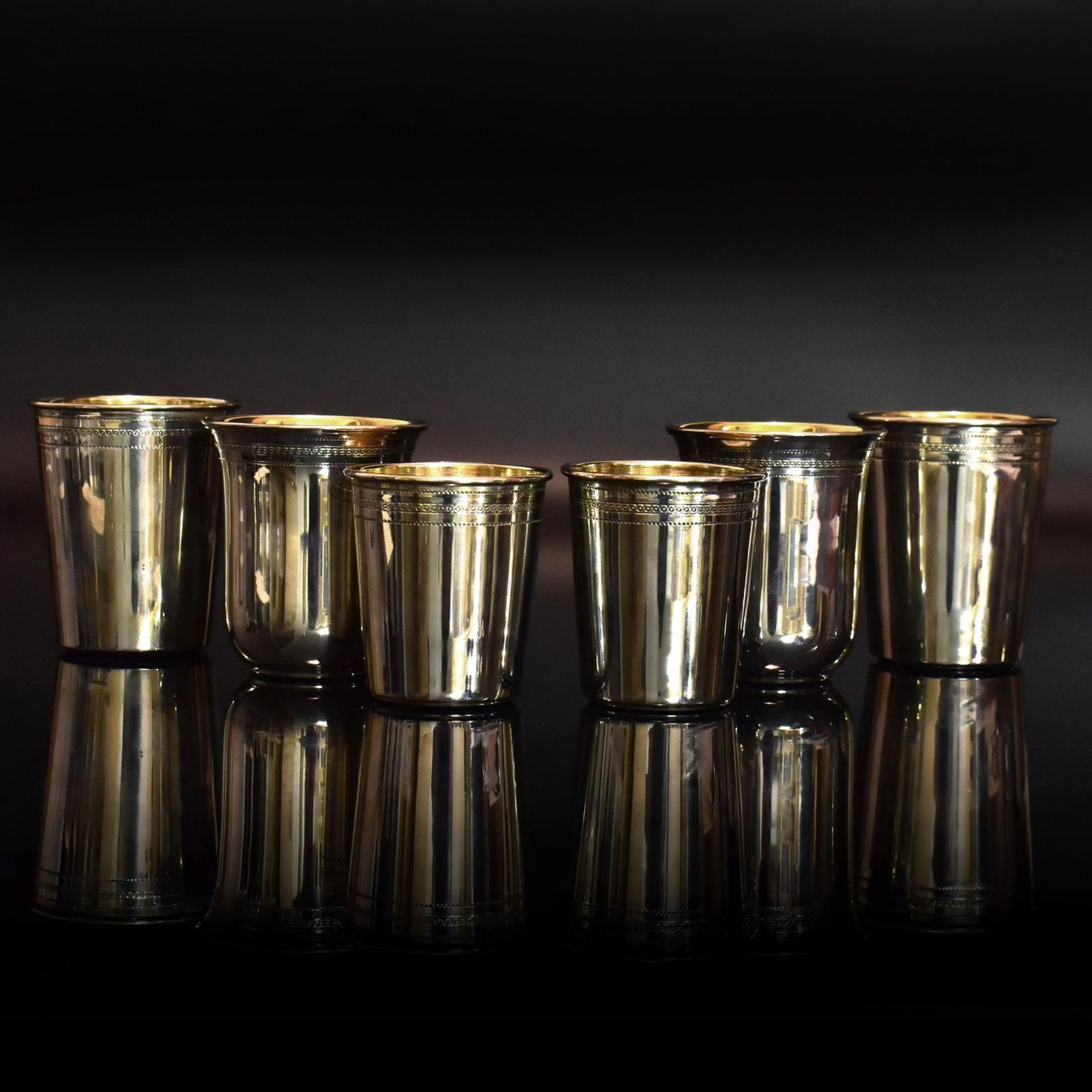 Sechs Becher. Schwäbisch Gmünd, 20. Jh., Gebrüder Deyhle | Silber, innen vergoldet.