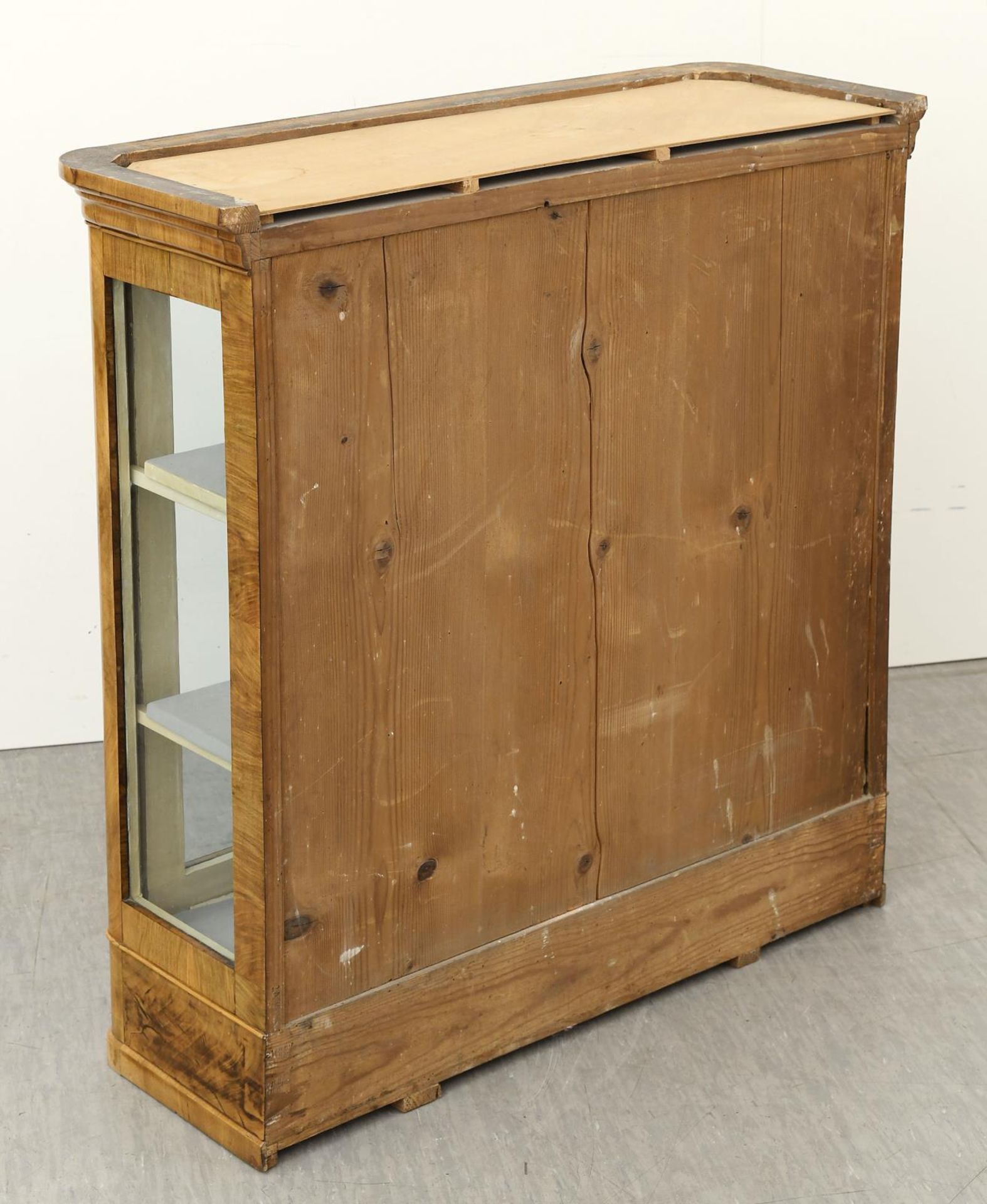 Vitrinenaufsatz. 19. Jh. | Nussholz auf Nadelholz furniert, Messing. - Bild 2 aus 2