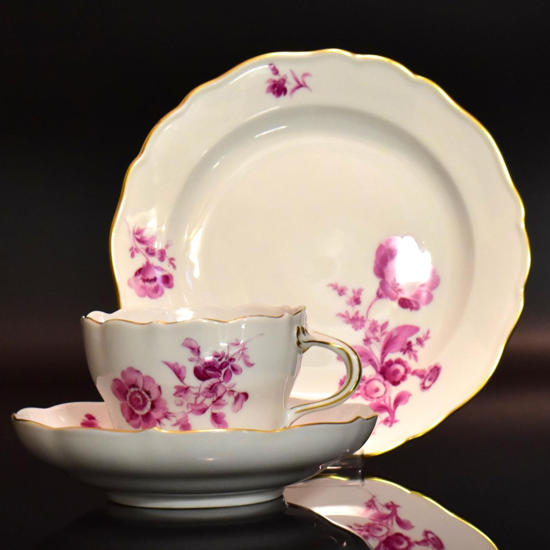 Zehn Kaffeegedecke. Meissen | Porzellan, Farb- und Goldstaffagen.