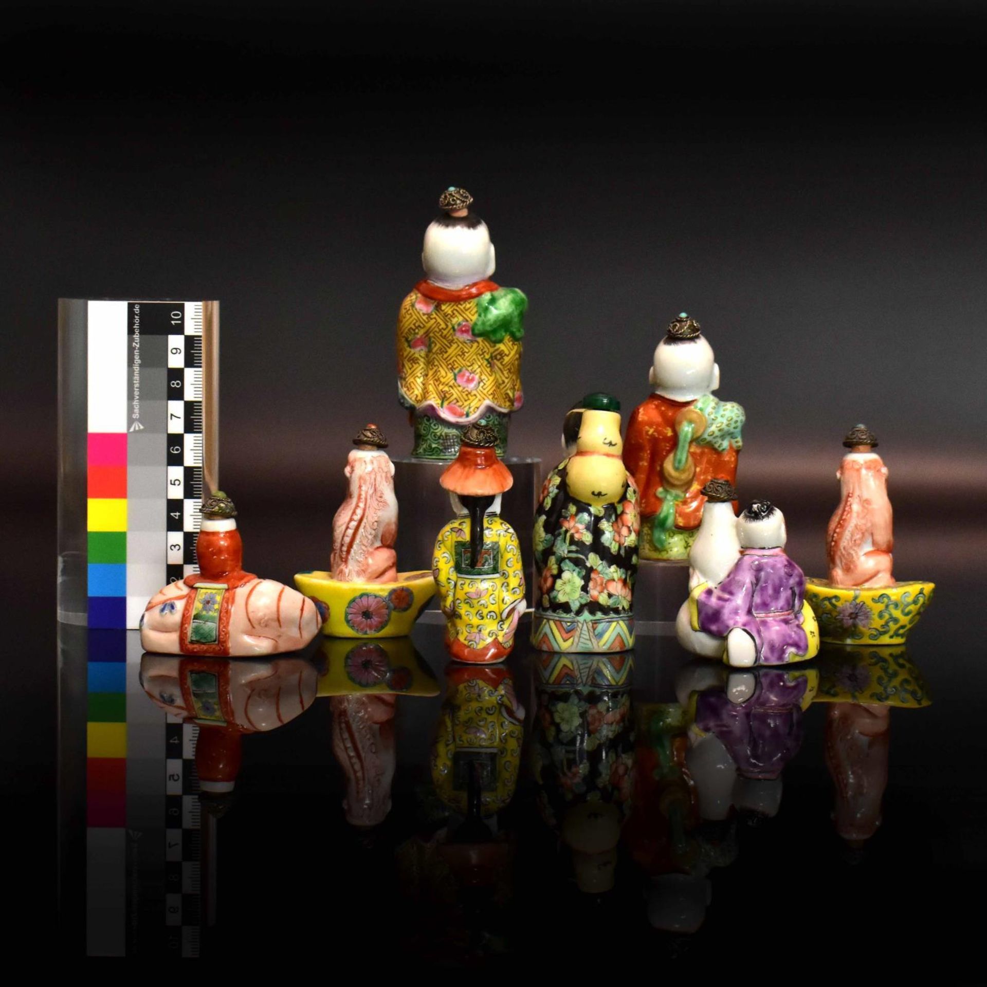 Acht Snuff Bottles. China, 19./20. Jh. | Porzellan, polychrome Überglasurmalerei. - Bild 2 aus 2