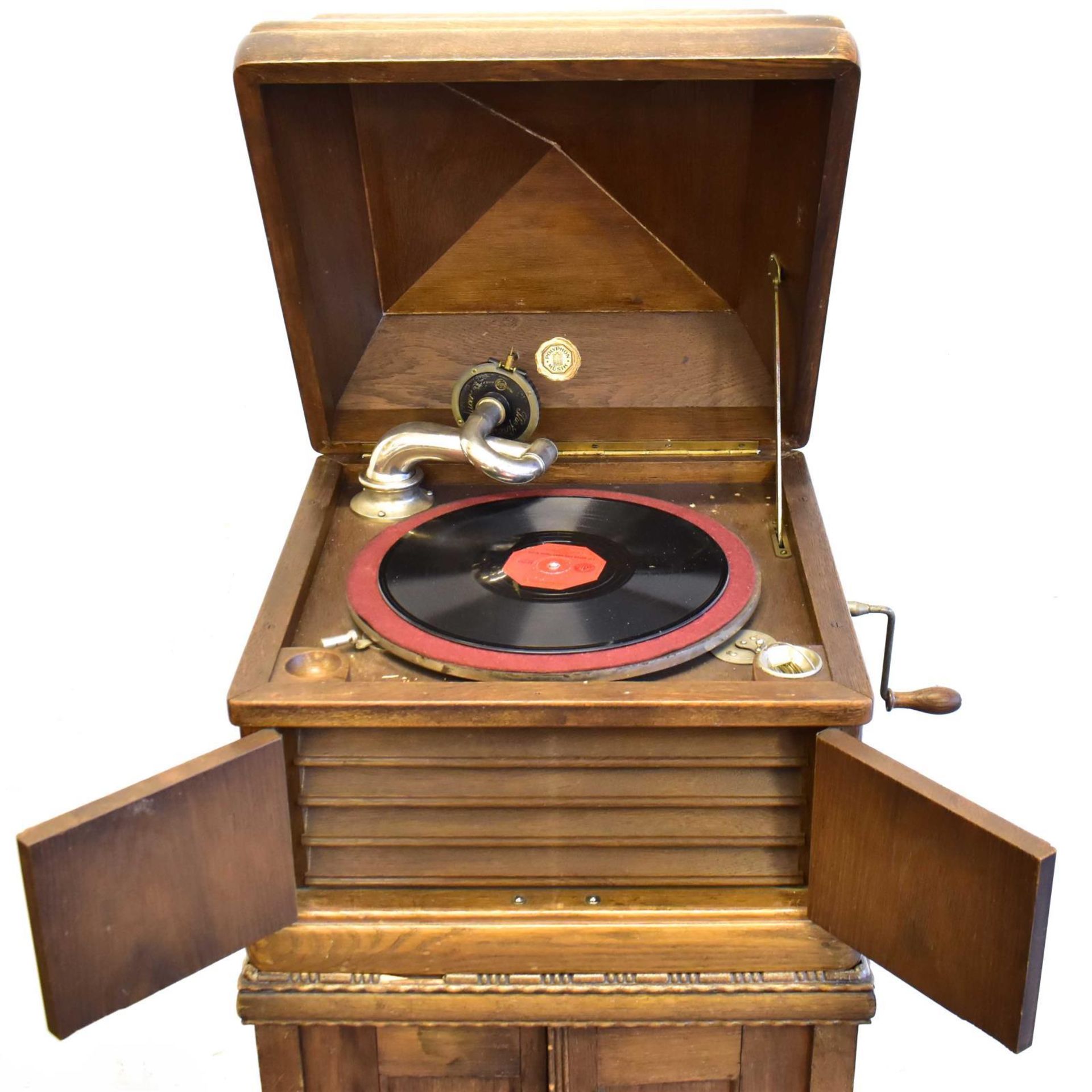 Standgrammophon. 19./20. Jh. | Mahagoni. Metall. - Bild 2 aus 2