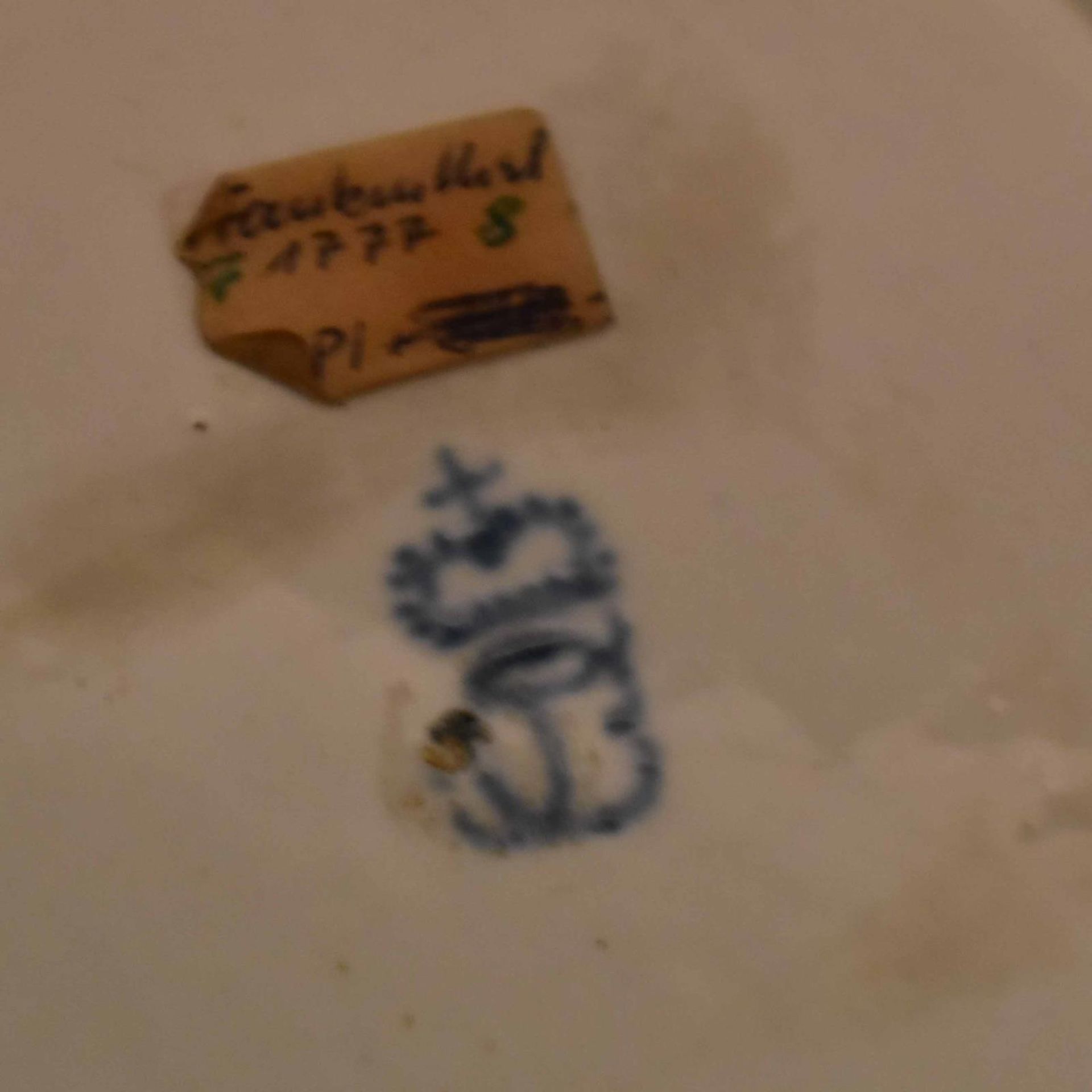 Ovale Platte. Frankenthal, 1777 | Porzellan, farbig staffiert. - Bild 3 aus 3