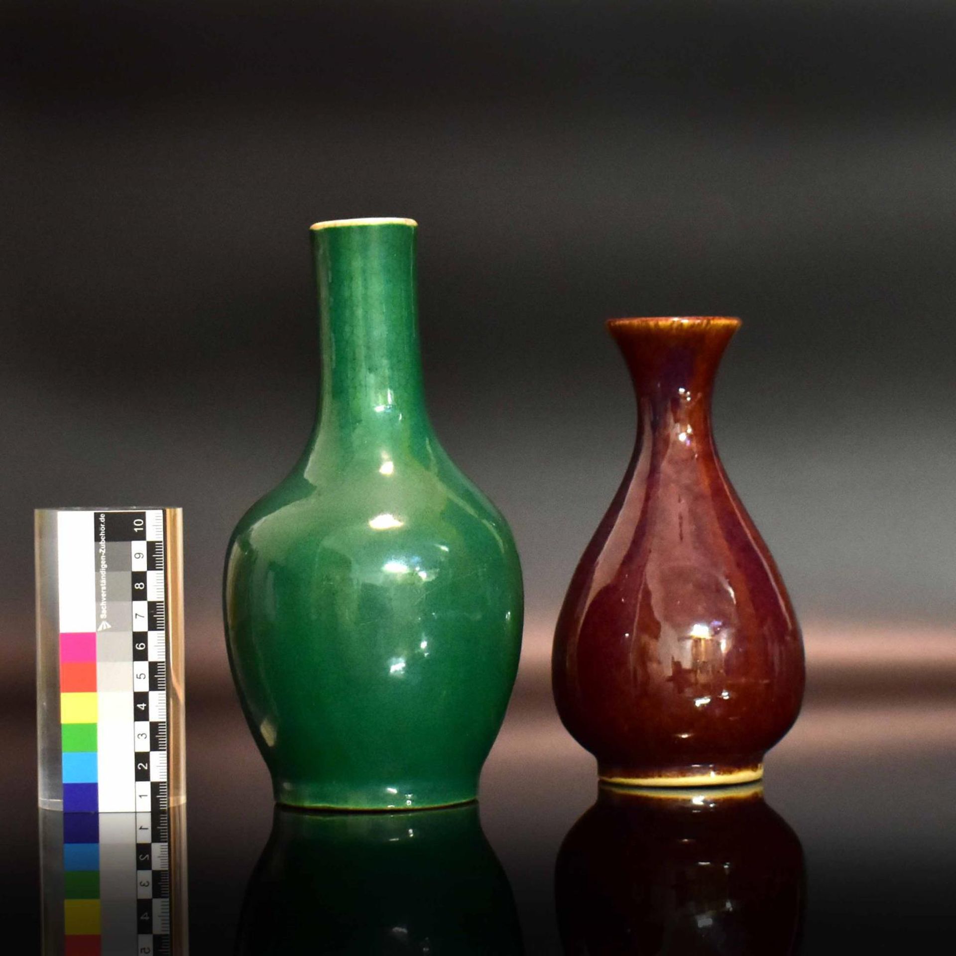 Zwei Flaschenvasen. China, Qing | Steinzeug, braune und grüne Glasur. - Bild 2 aus 2