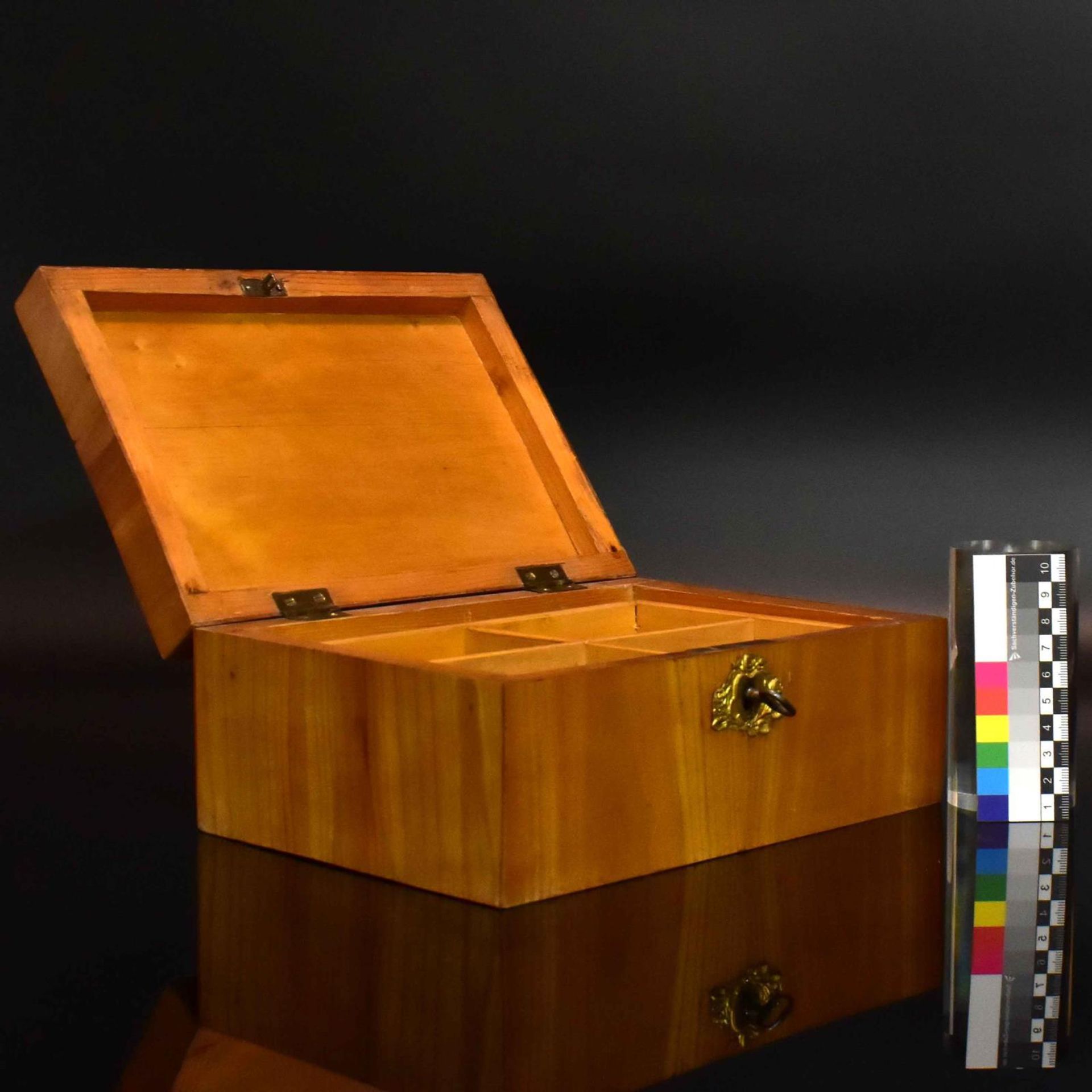 Schmuckschatulle. Erste Hälfte 19. Jh., Biedermeier | Kirsche und andere Hölzer furniert auf Fich... - Bild 2 aus 3