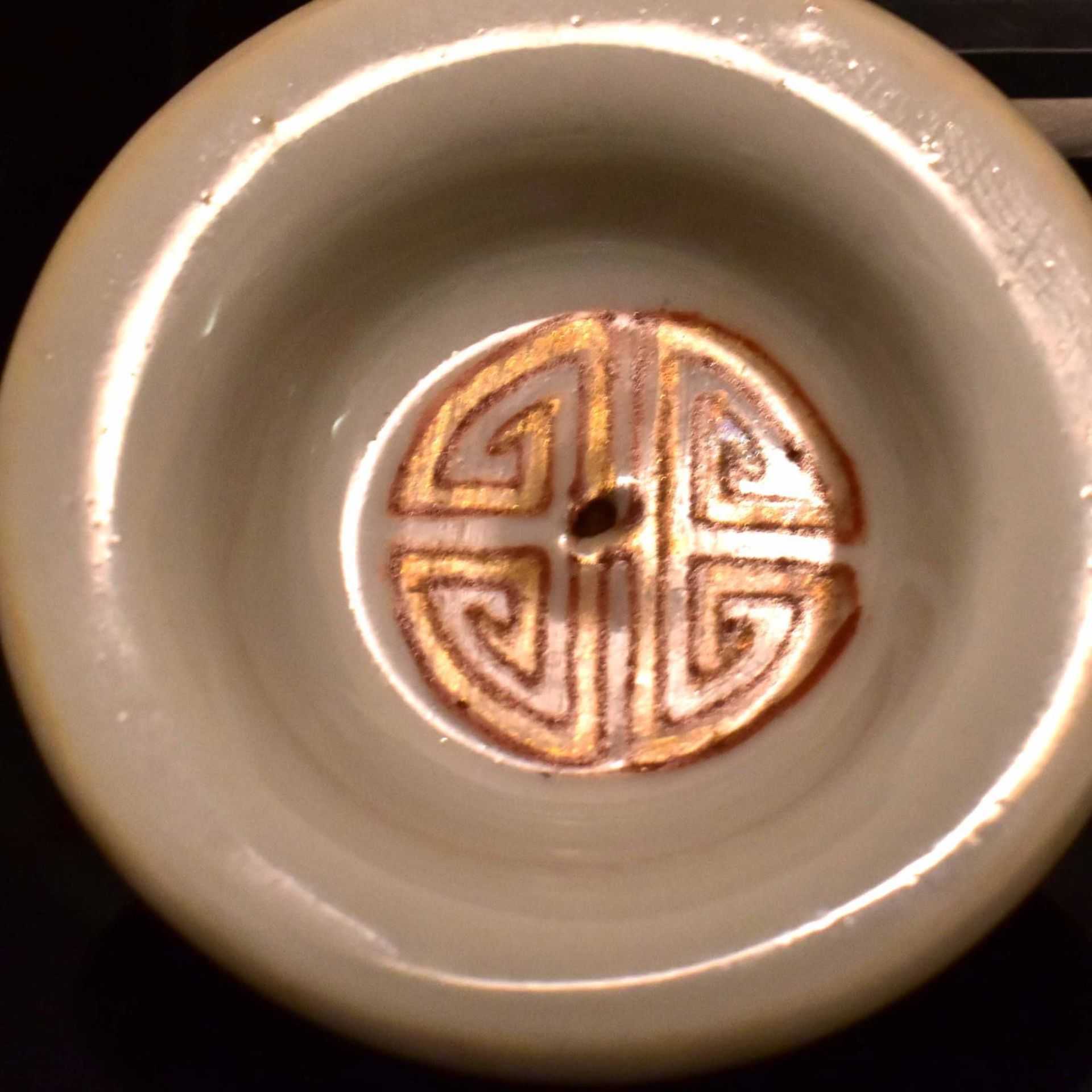 Teekanne und Dose. China, wohl Qing | Porzellan, bunter Schmelzfarbendekor. - Bild 4 aus 4