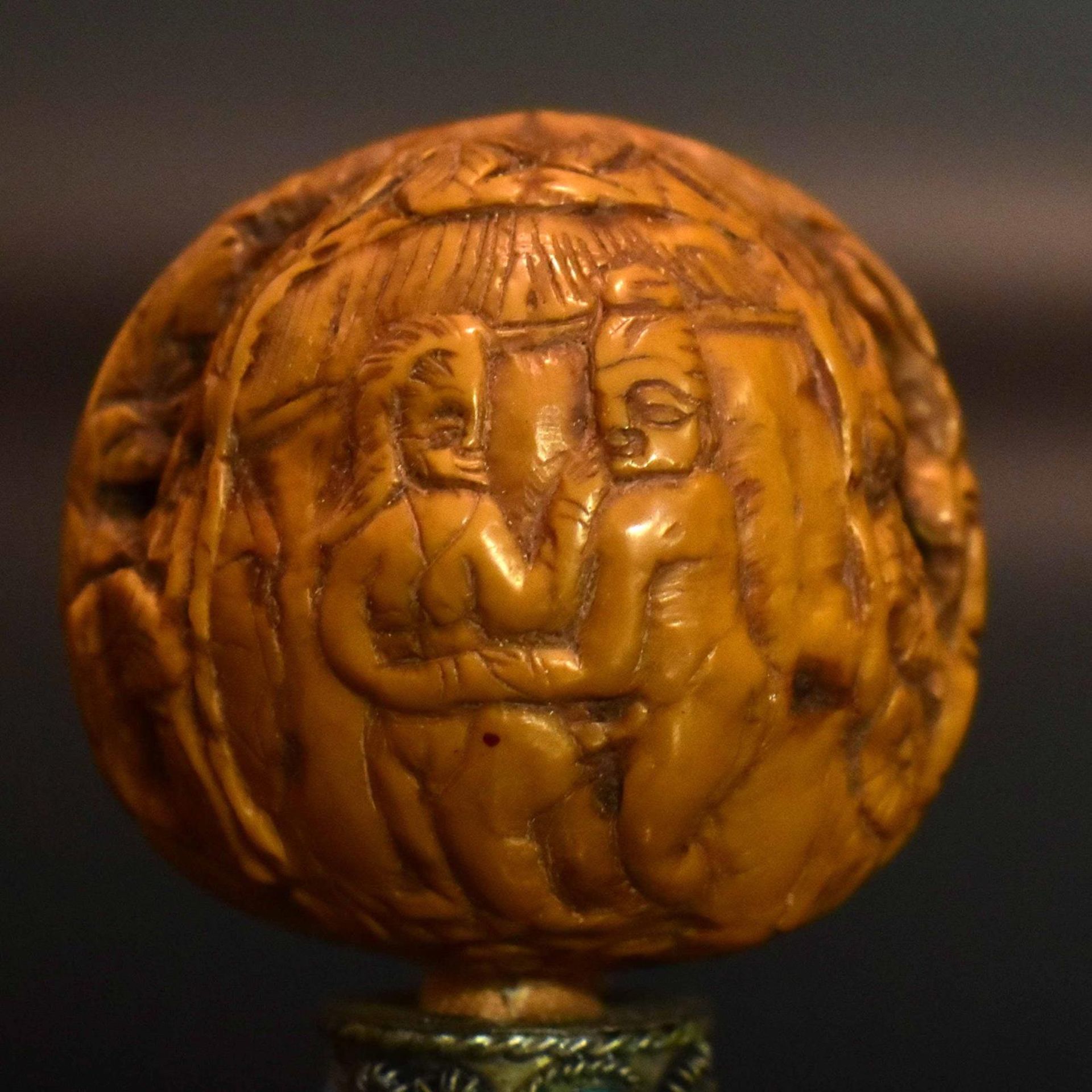 Zwei Snuff Bottles. China, 19./20. Jh. | Walnuss, beschnitzt. - Bild 4 aus 5