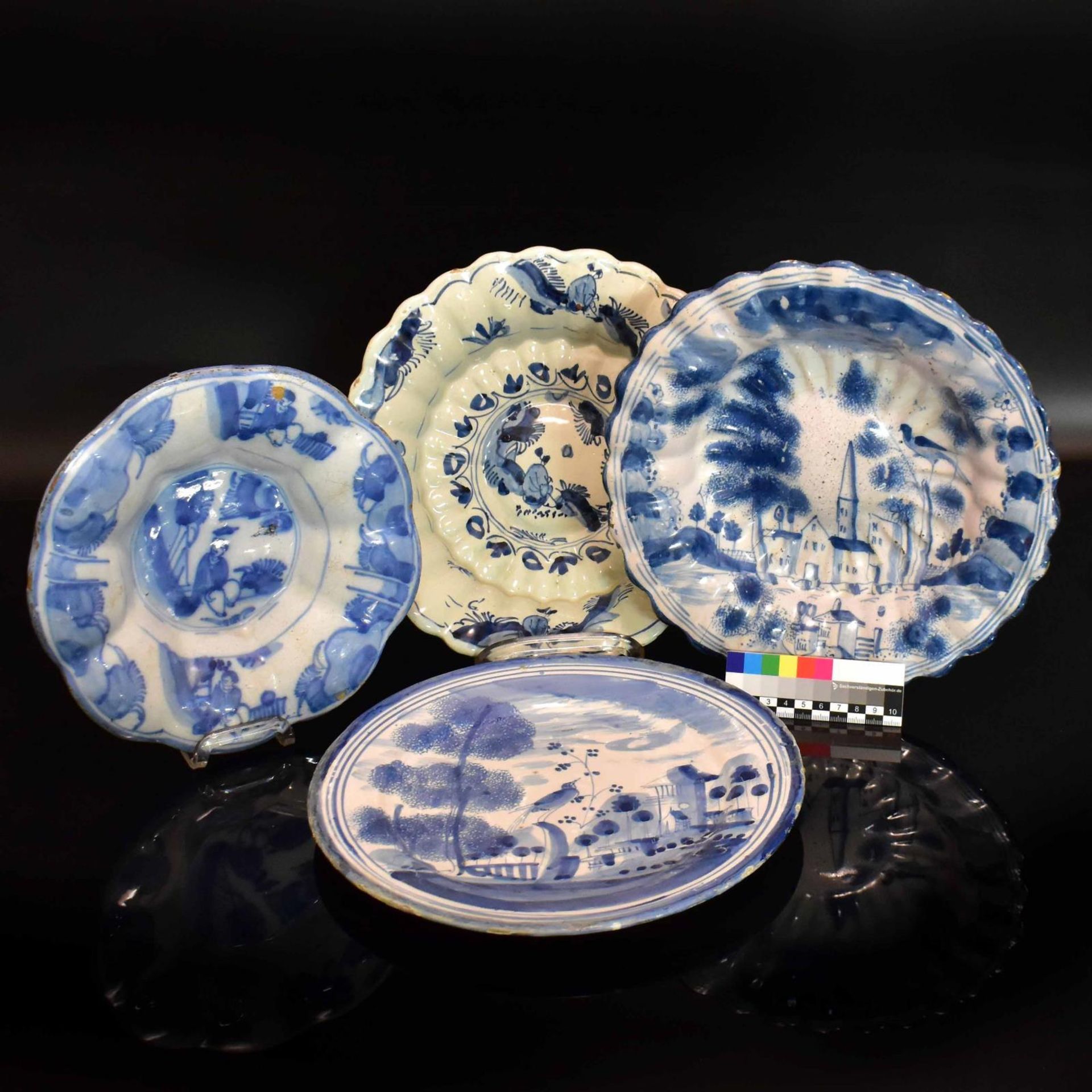 Teller und drei Fächerschalen. Hanau oder Frankfurt bzw. Bayreuth, 18. Jh. | Fayence. - Bild 2 aus 2