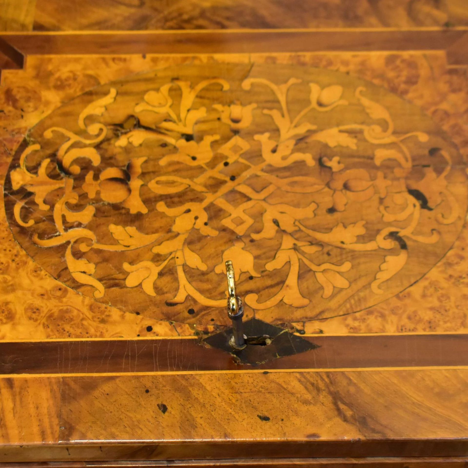 Klapptisch. Um 1900, Barockstil | Nussbaum, Wurzel, Ahorn und andere Hölzer furniert. - Bild 2 aus 3