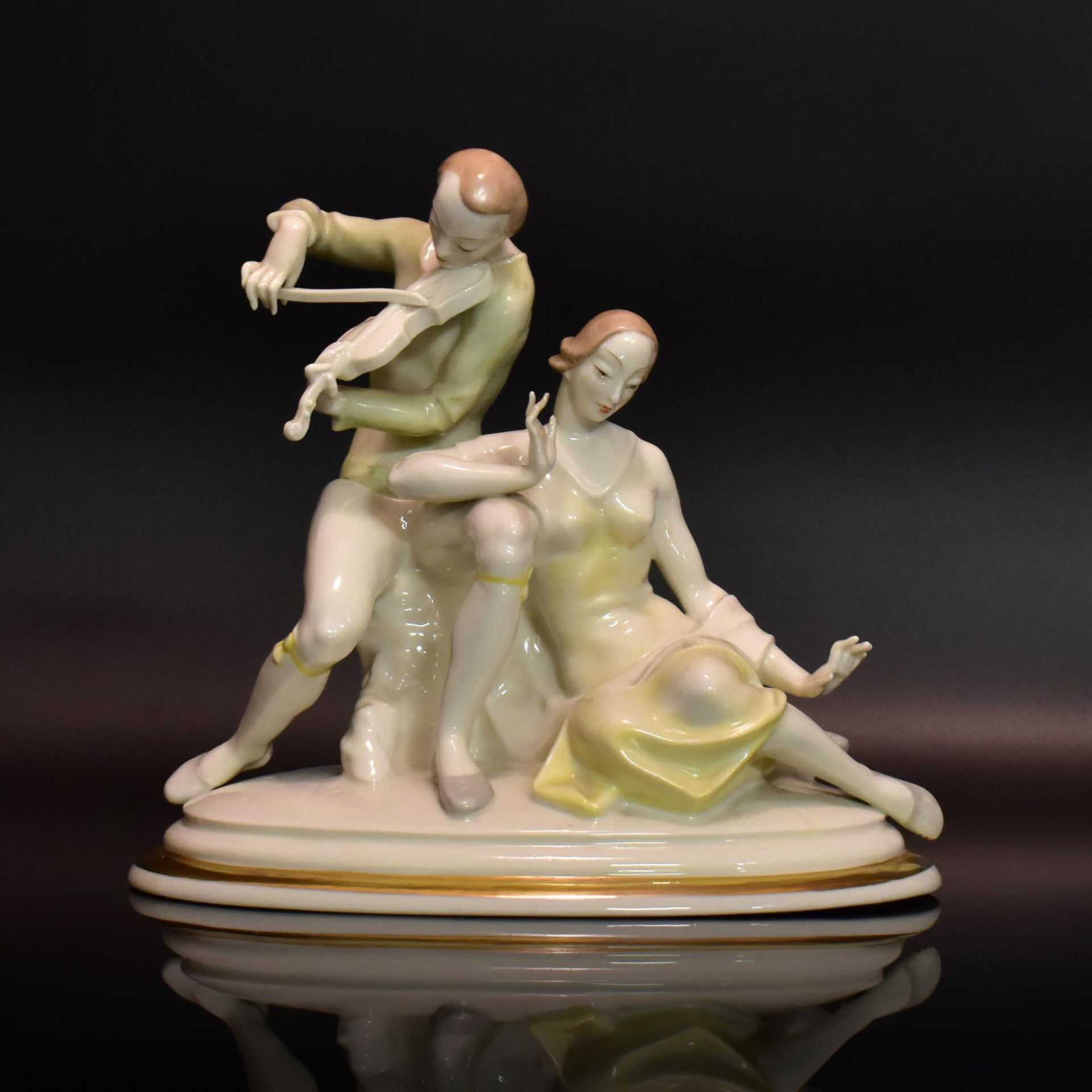 "Adagio". Hutschenreuther, nach Entwurf von C. Werner | Porzellan, sparsame Farb- und Goldstaffage.